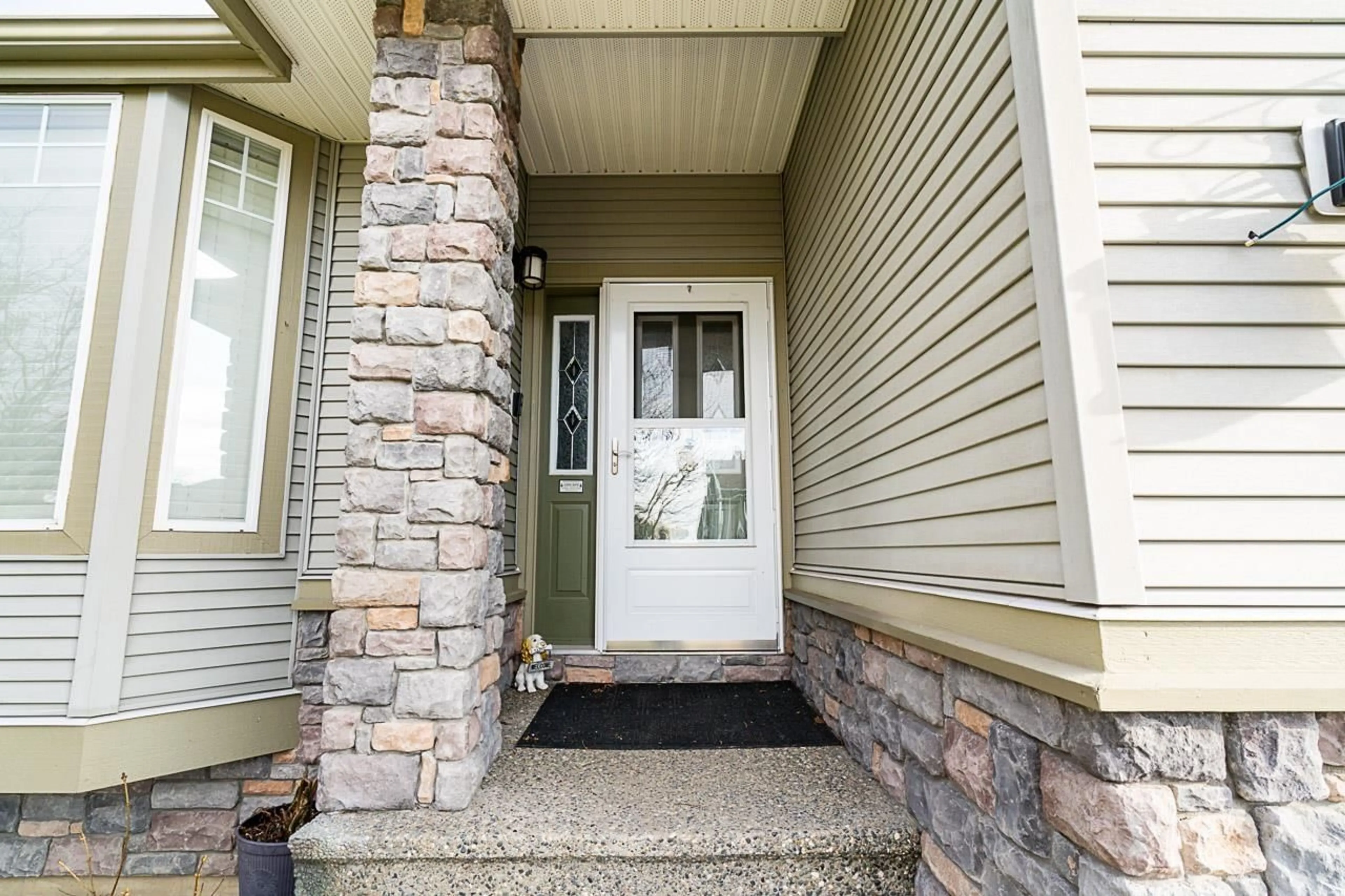 Indoor entryway for 6348 186A STREET, Surrey British Columbia V3S8N1