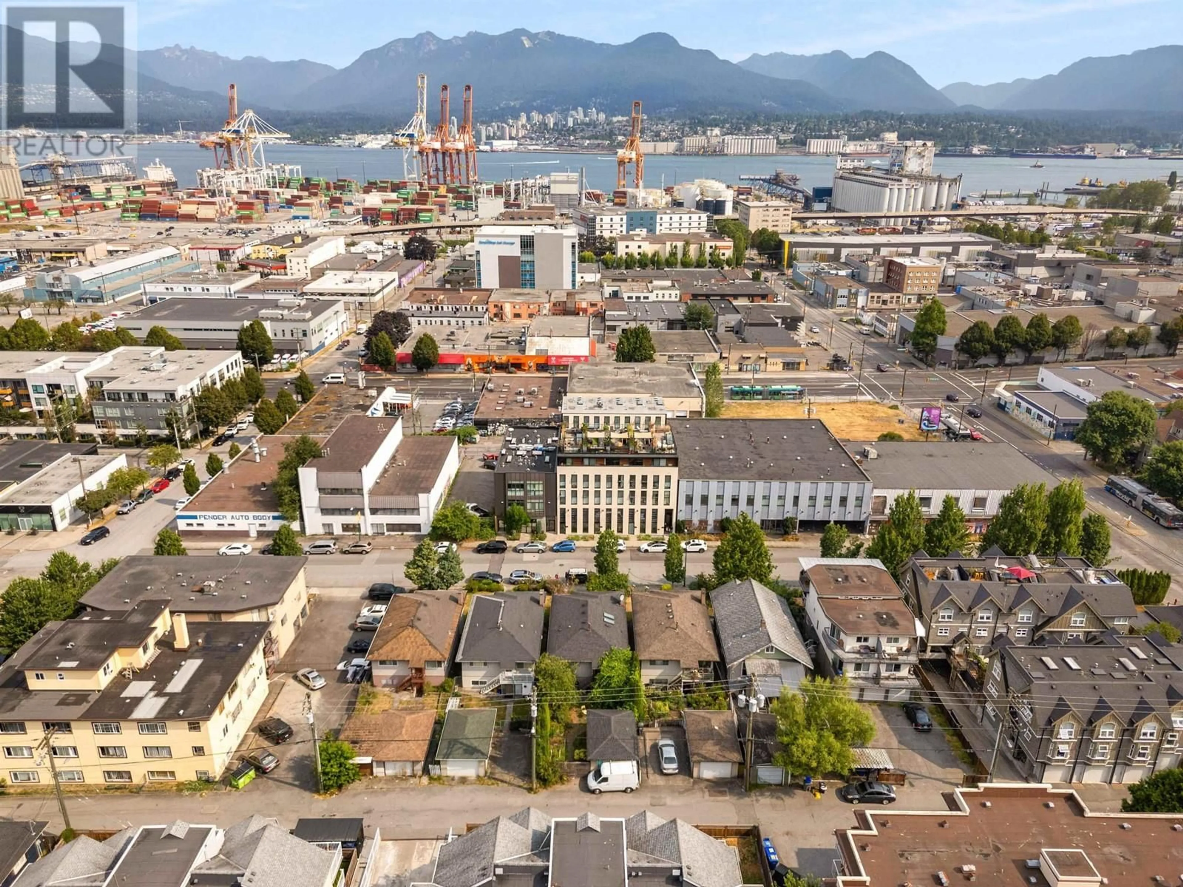 A pic from outside/outdoor area/front of a property/back of a property/a pic from drone, city buildings view from balcony for 1632 E PENDER STREET, Vancouver British Columbia V5L1W3