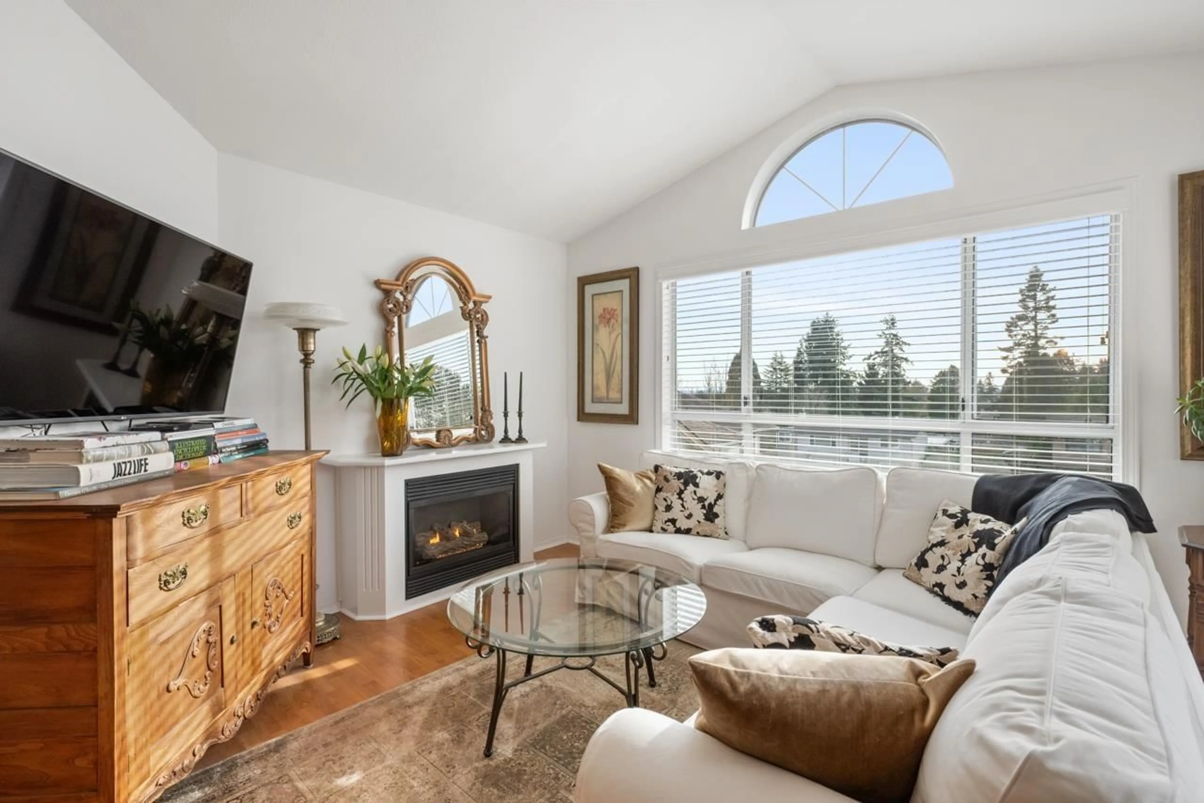 Living room with furniture, unknown for 405 15991 THRIFT AVENUE, White Rock British Columbia V4B2M9