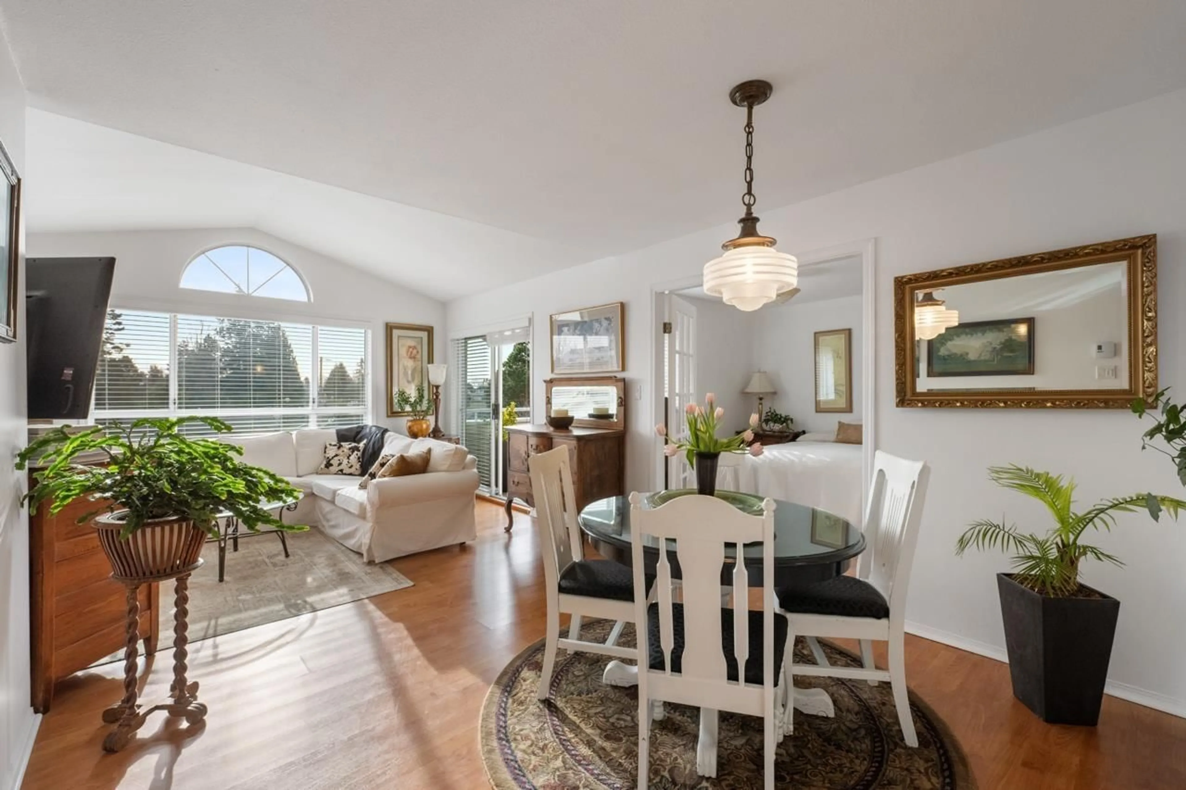 Dining room, wood/laminate floor for 405 15991 THRIFT AVENUE, White Rock British Columbia V4B2M9