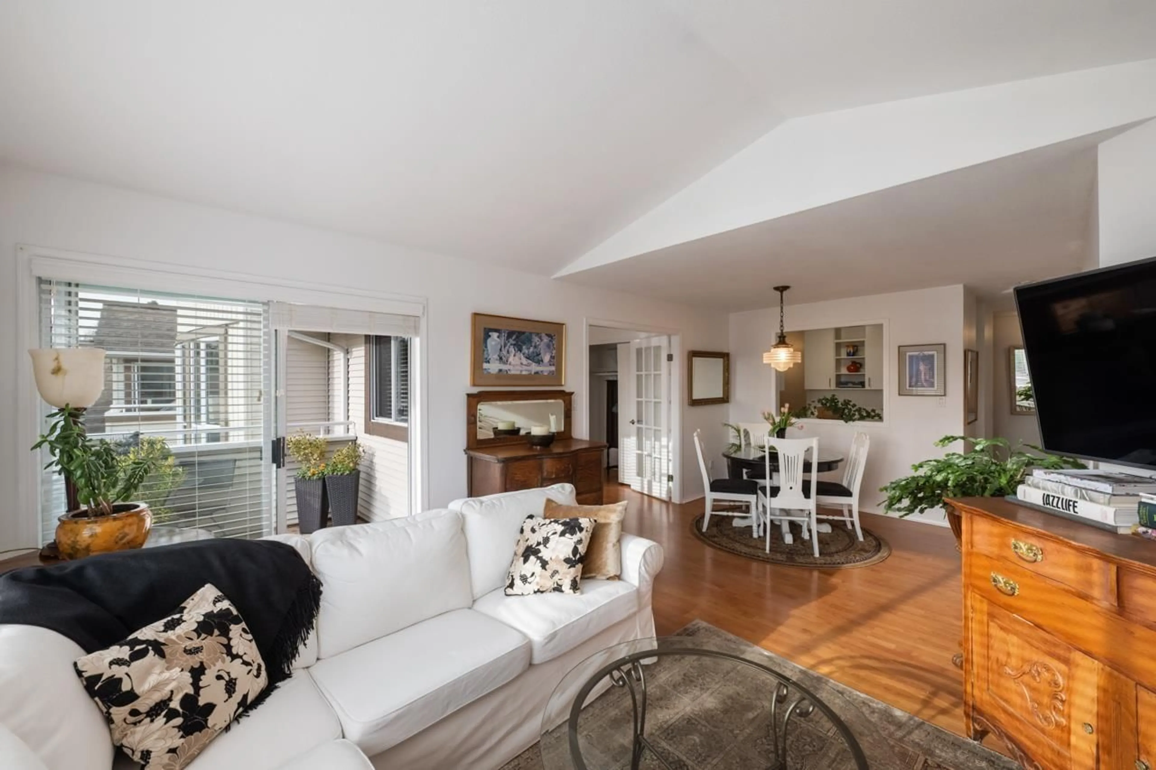 Living room with furniture, unknown for 405 15991 THRIFT AVENUE, White Rock British Columbia V4B2M9