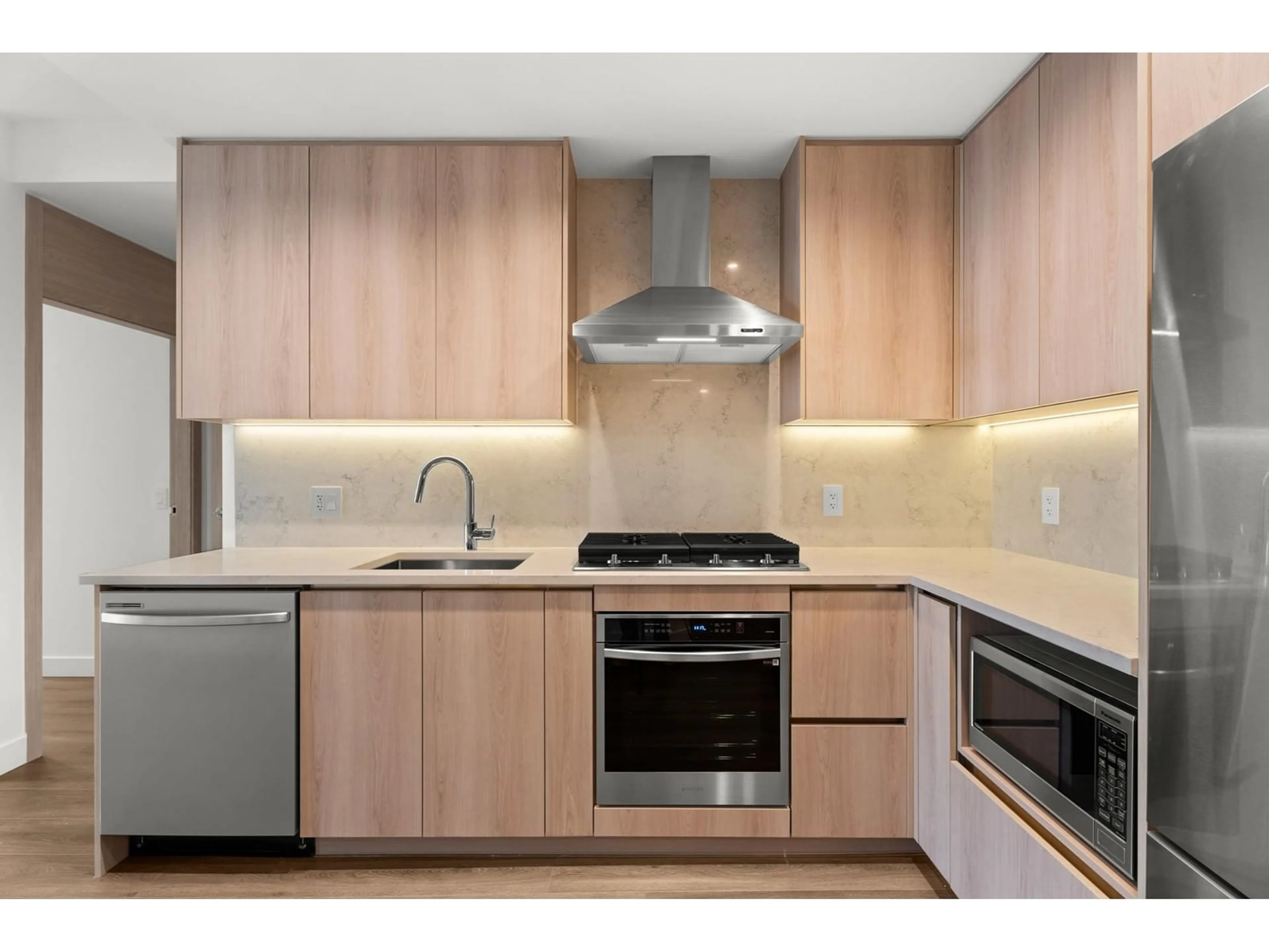 Standard kitchen, unknown for 1105 10750 135A STREET, Surrey British Columbia V3T2X6