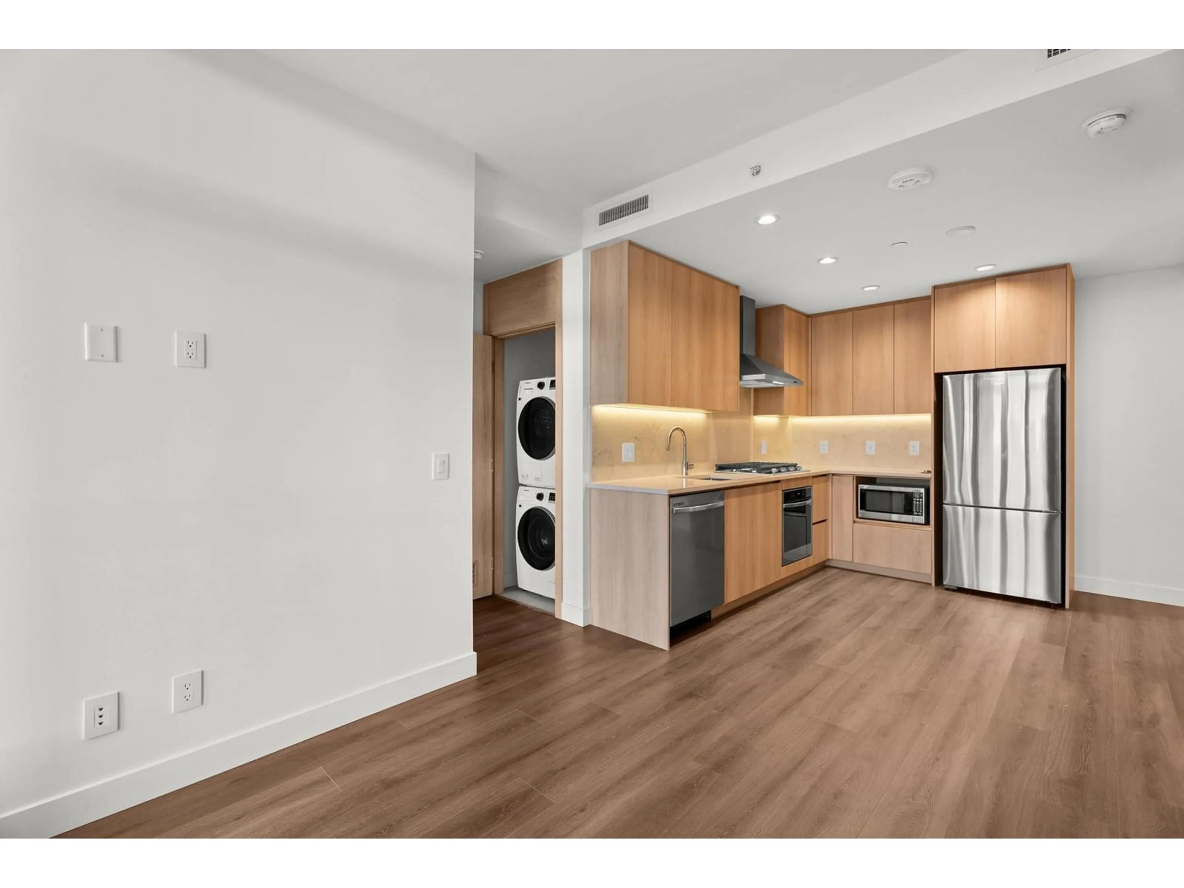 Kitchen with laundary machines, wood/laminate floor for 1105 10750 135A STREET, Surrey British Columbia V3T2X6