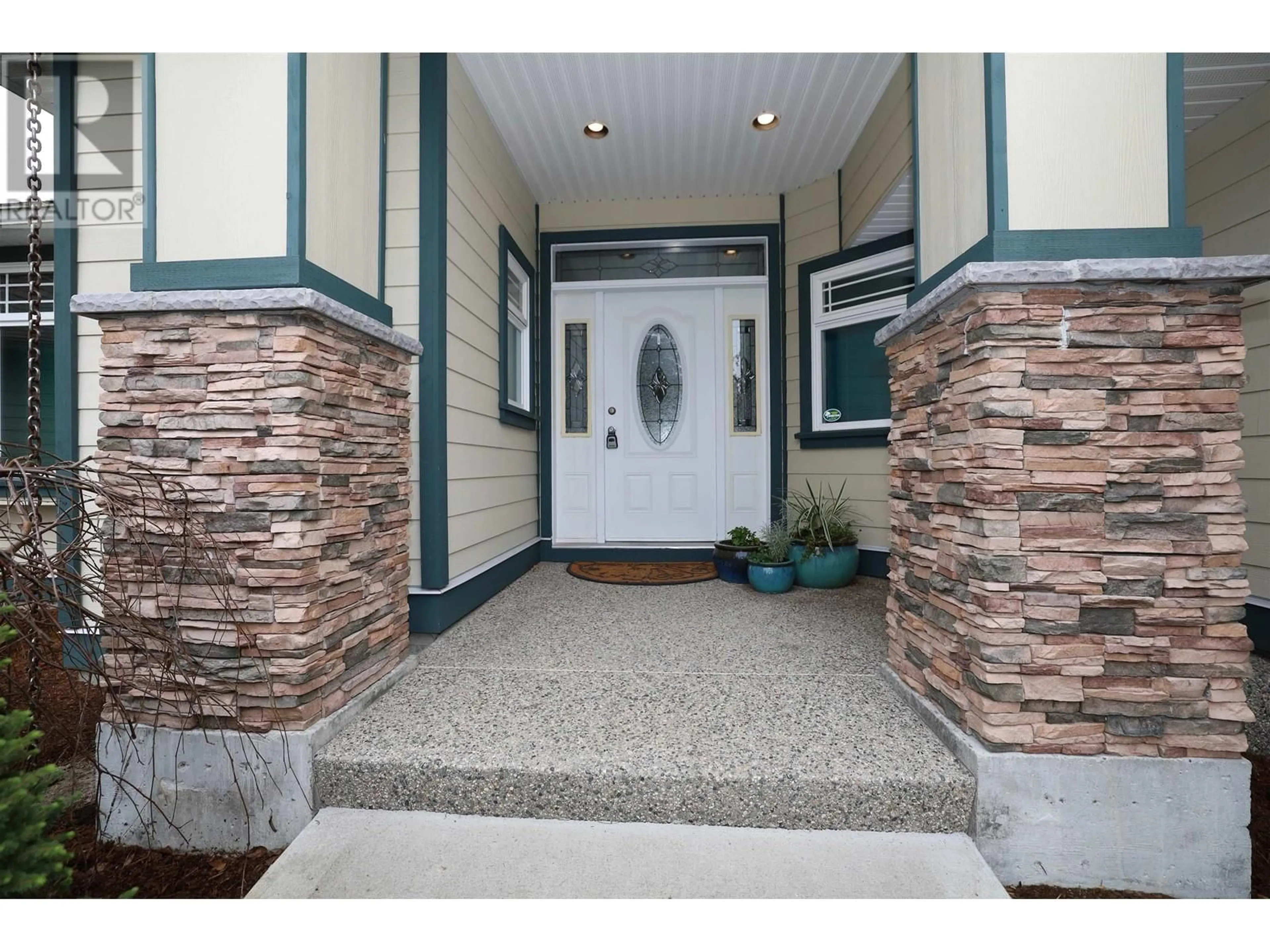 Indoor entryway for 906 OCEANMOUNT BOULEVARD, Gibsons British Columbia V0N1V8