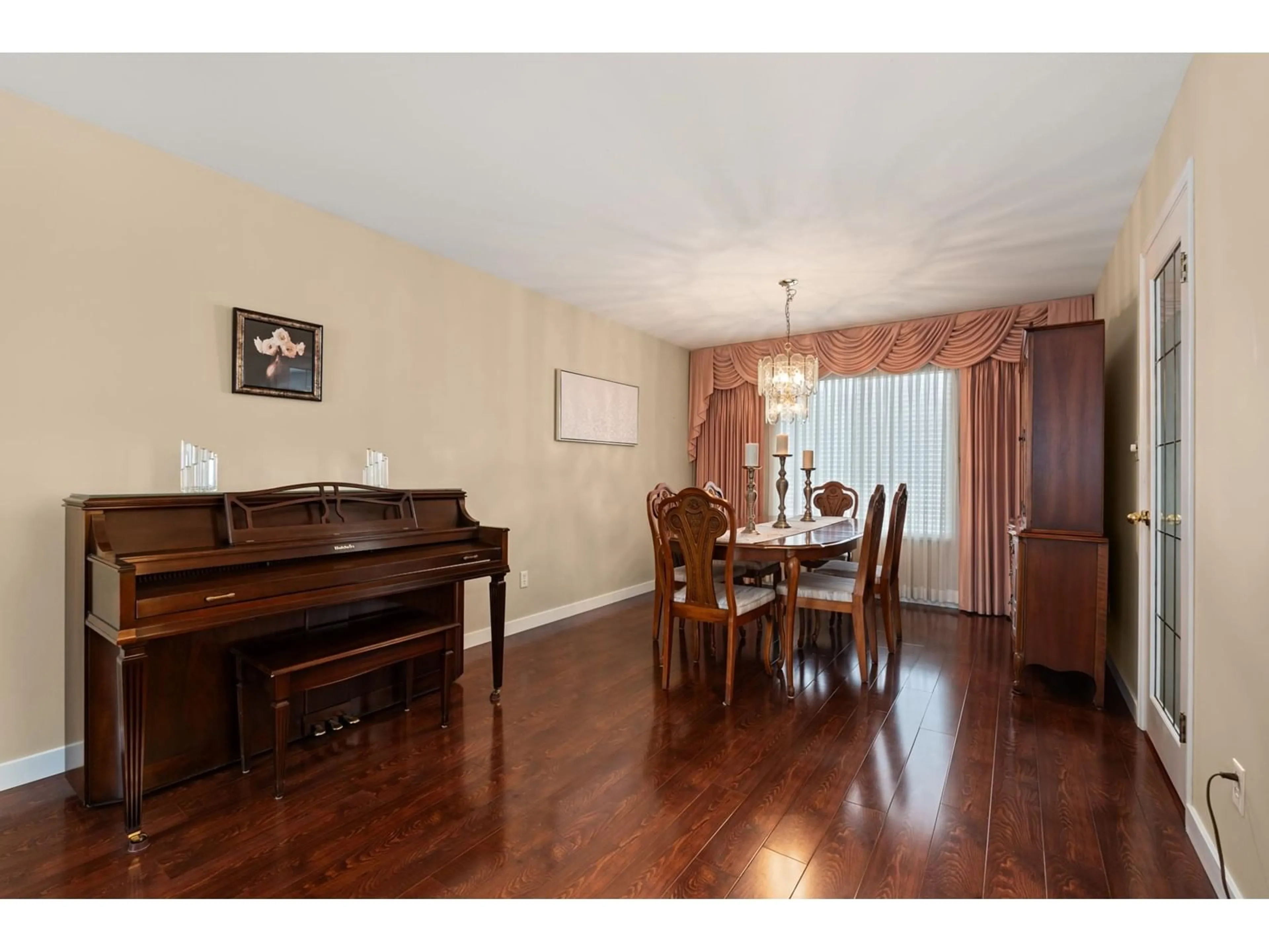 Dining room, wood/laminate floor for 10525 HARROGATE DRIVE, Delta British Columbia V4C8E1