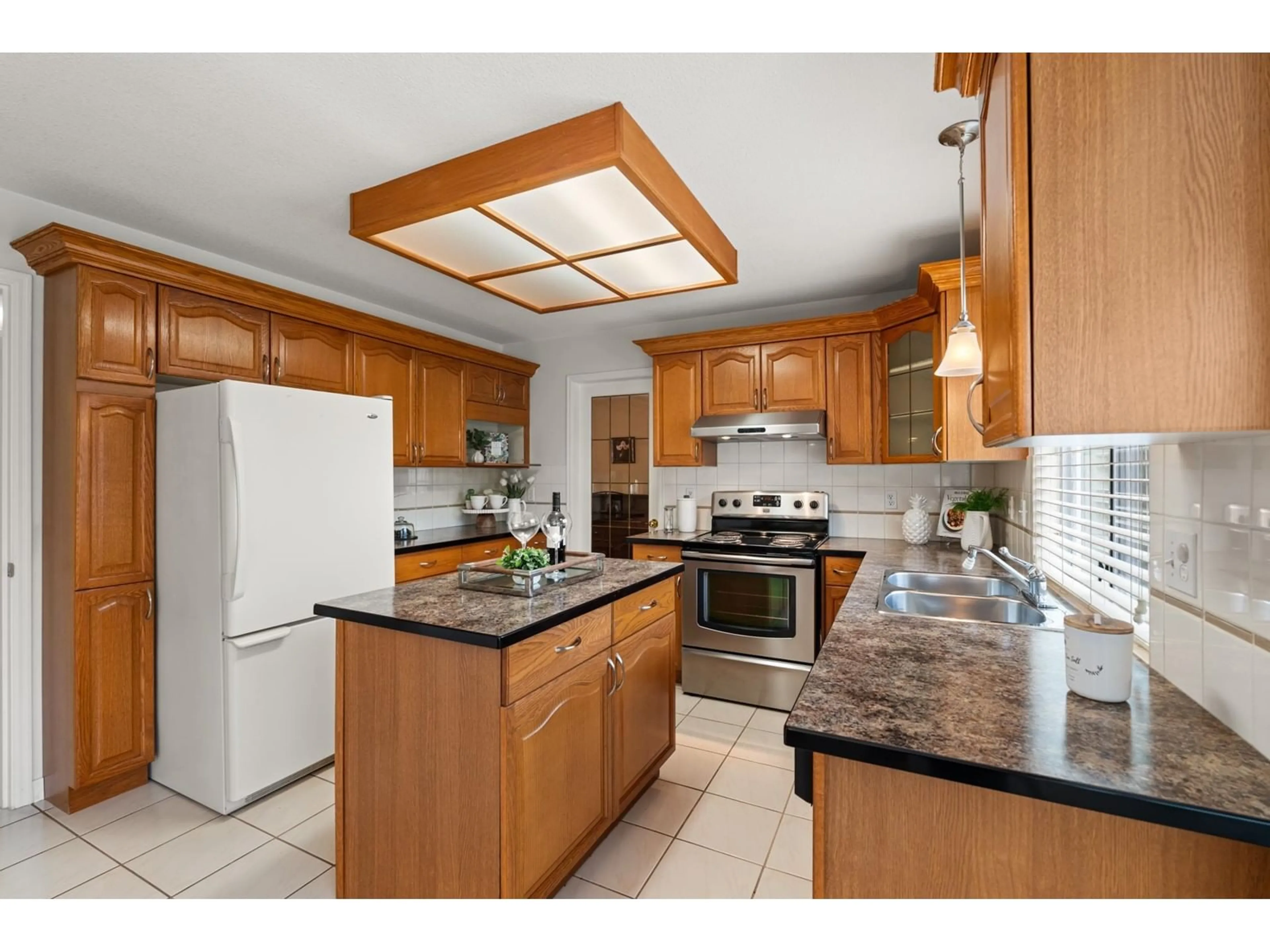 Standard kitchen, ceramic/tile floor for 10525 HARROGATE DRIVE, Delta British Columbia V4C8E1