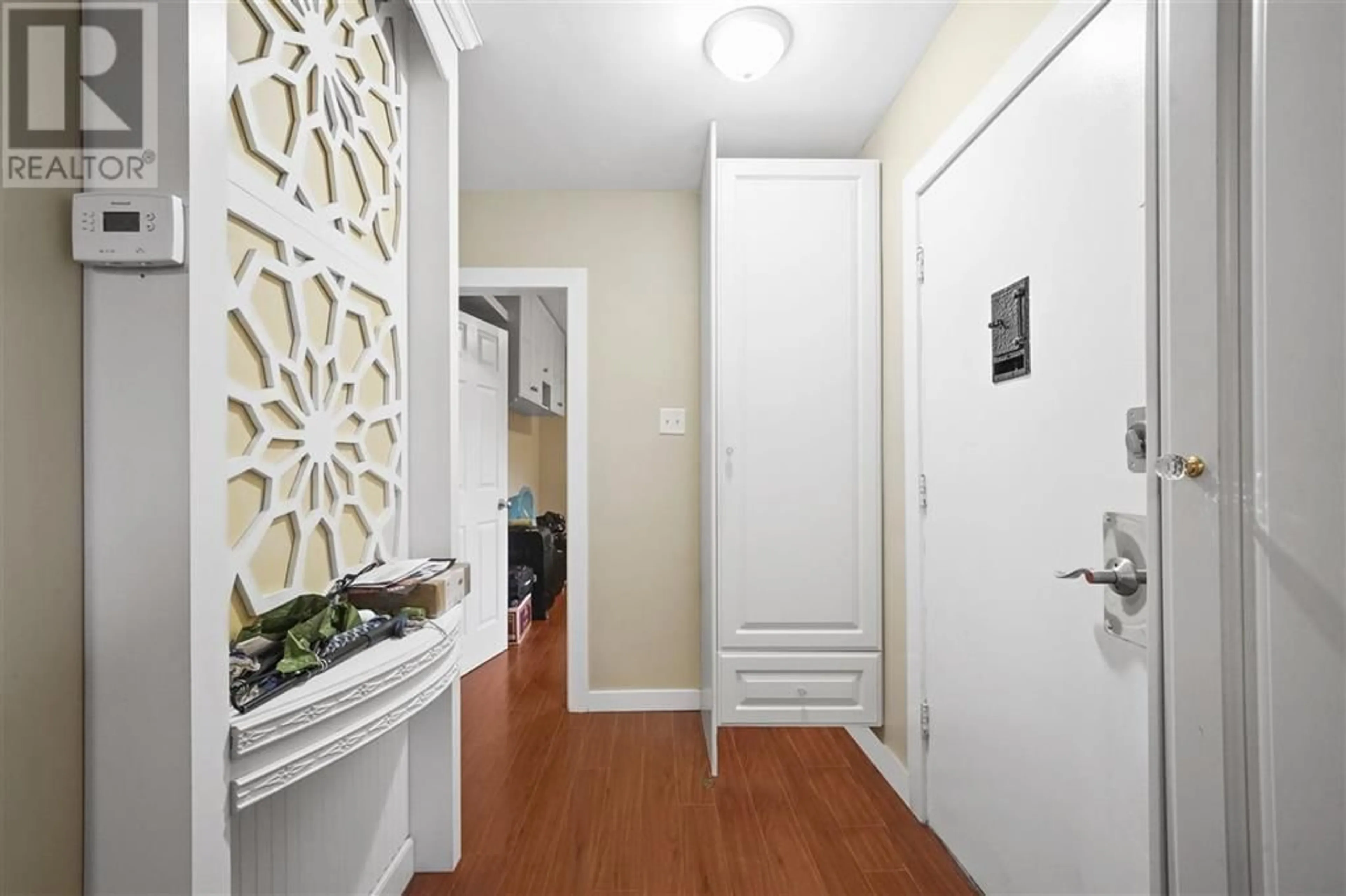 Indoor entryway for 6436 BROADWAY, Burnaby British Columbia V5B2Y2