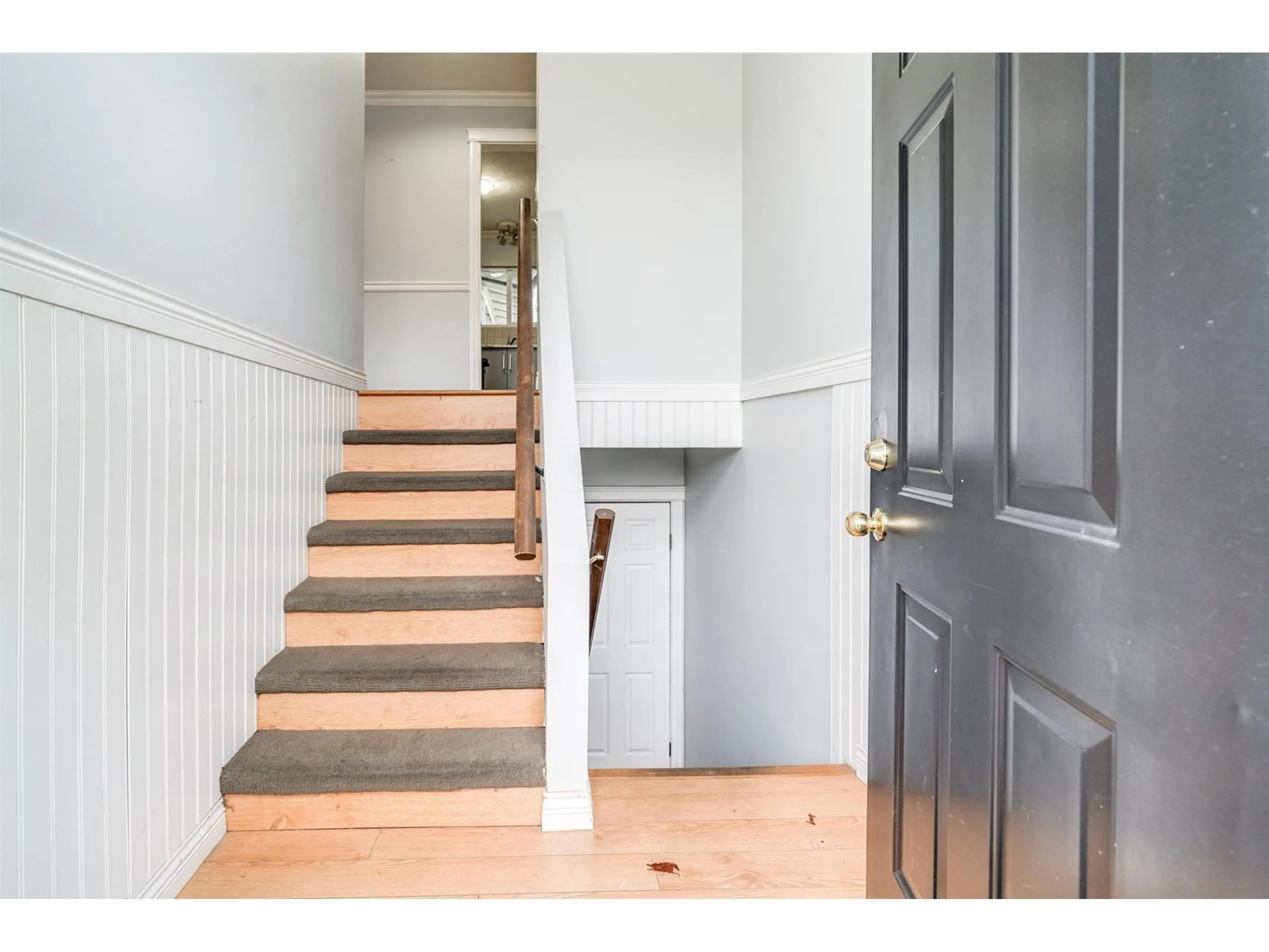Indoor entryway for 14060 80 AVENUE, Surrey British Columbia V3W3C4