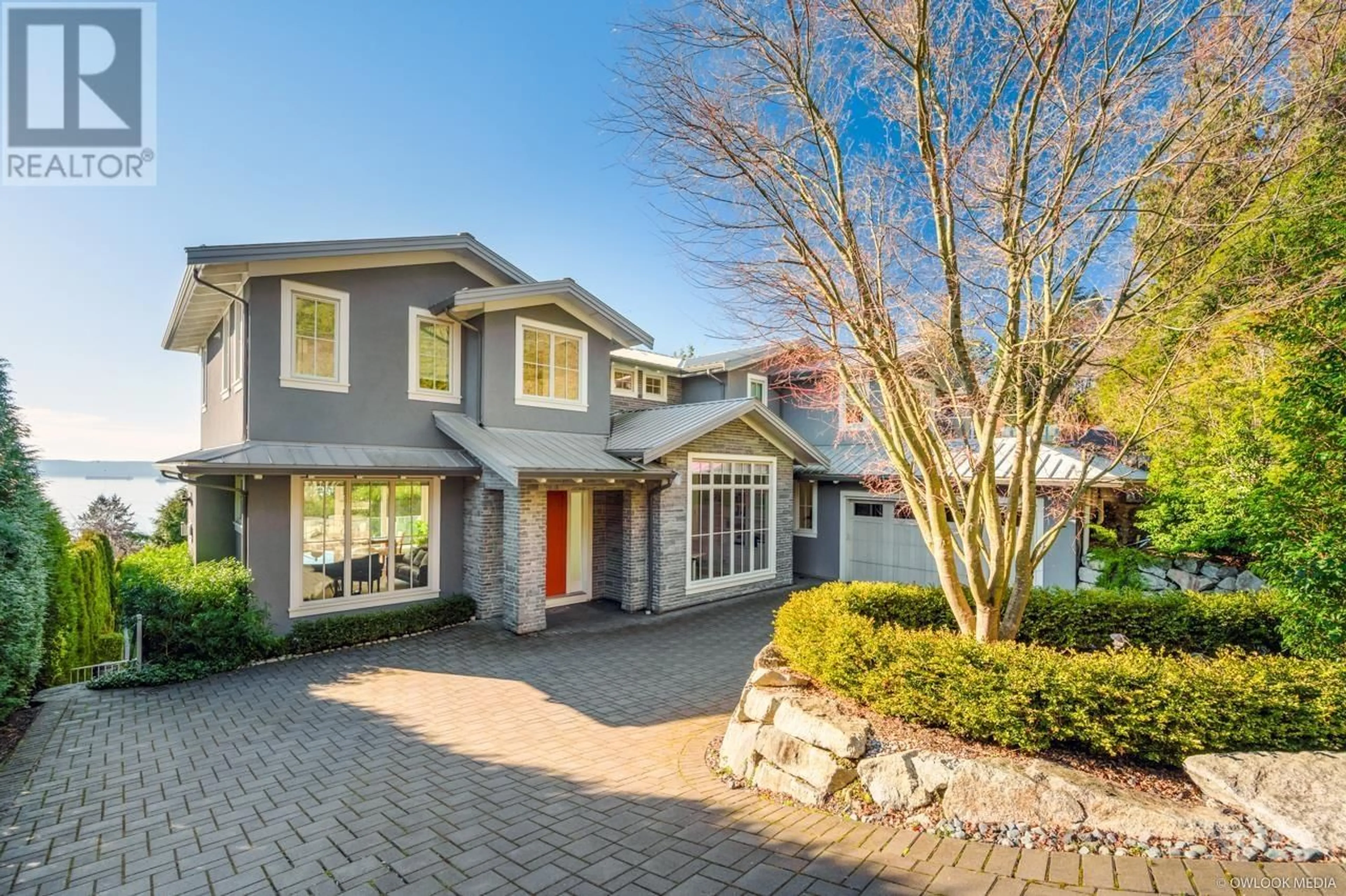 A pic from outside/outdoor area/front of a property/back of a property/a pic from drone, street for 3326 WESTMOUNT ROAD, West Vancouver British Columbia V7V3G6