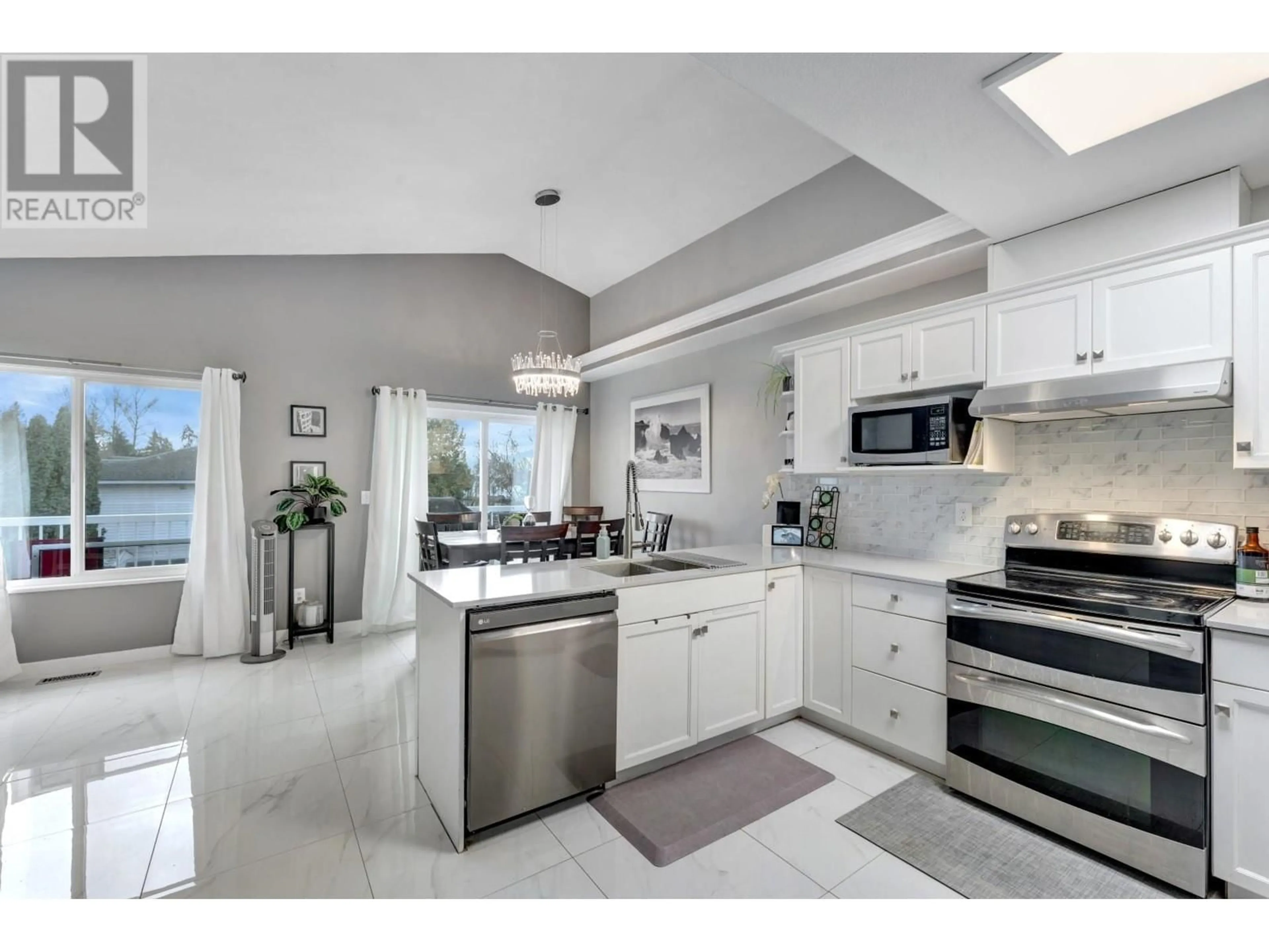 Open concept kitchen, ceramic/tile floor for 23712 DEWDNEY TRUNK ROAD, Maple Ridge British Columbia V4R2C8