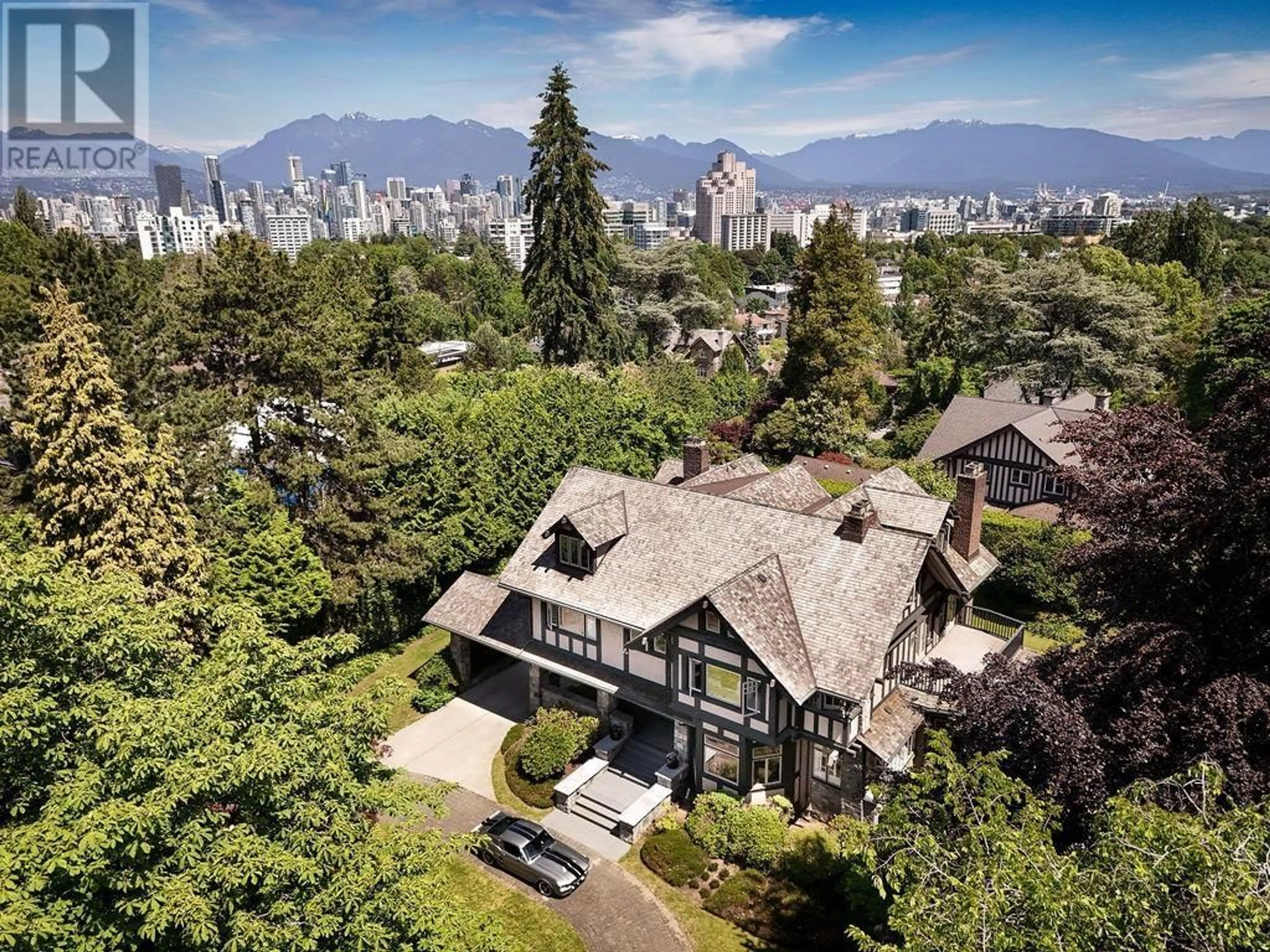 A pic from outside/outdoor area/front of a property/back of a property/a pic from drone, mountain view for 3538 OSLER STREET, Vancouver British Columbia V6H2W3