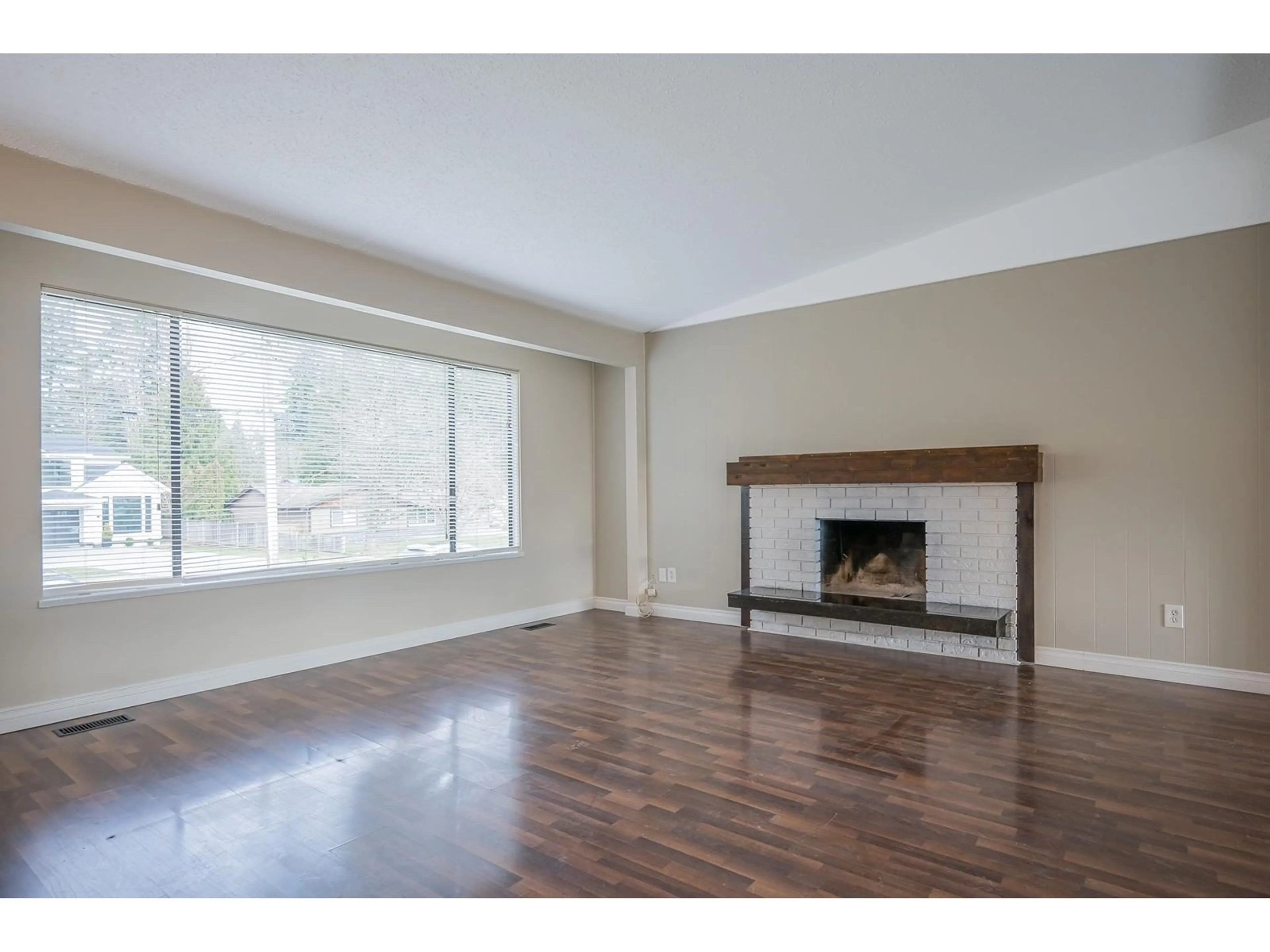 Living room with furniture, wood/laminate floor for 20764 39 AVENUE, Langley British Columbia V3A2V8