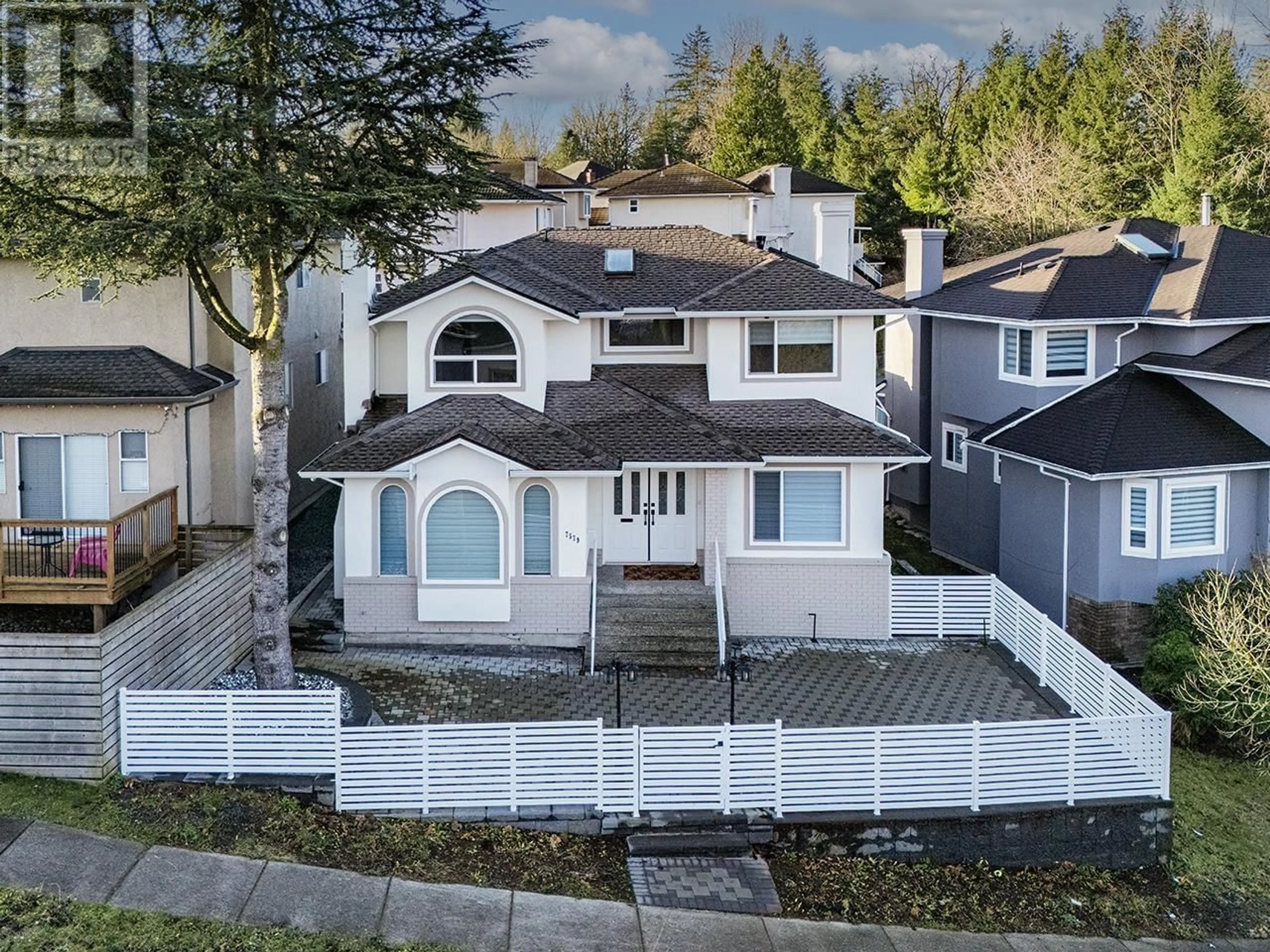 A pic from outside/outdoor area/front of a property/back of a property/a pic from drone, street for 7579 CASCADE STREET, Burnaby British Columbia V3N4W1