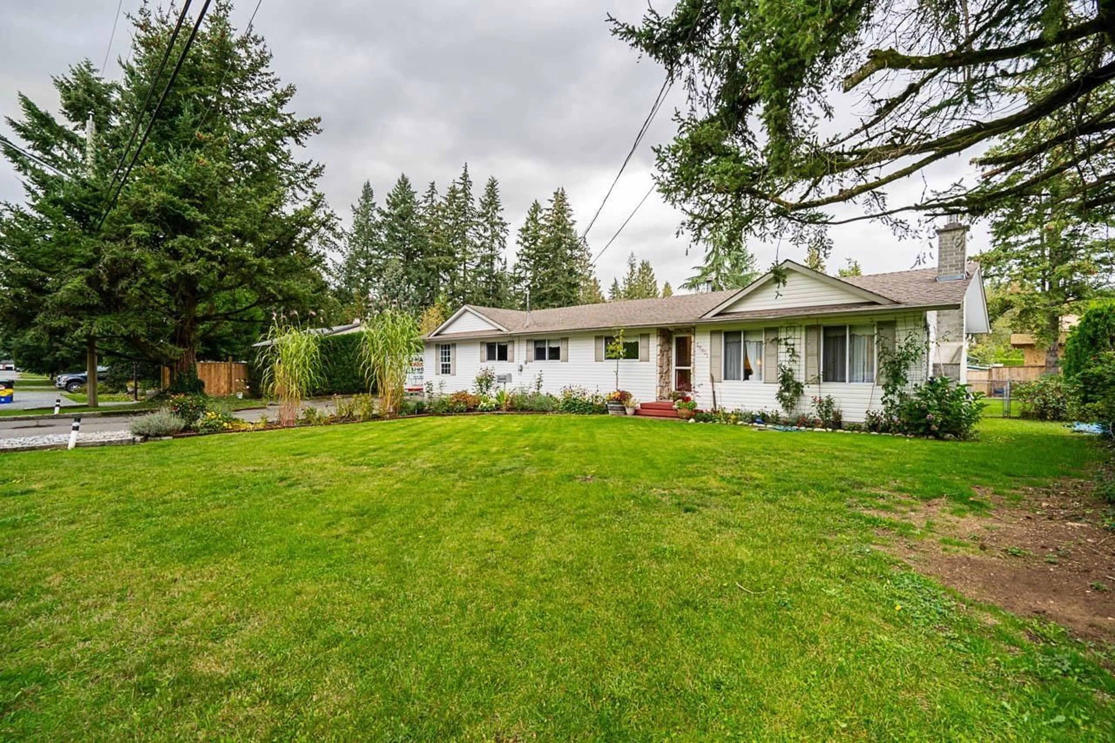 A pic from outside/outdoor area/front of a property/back of a property/a pic from drone, street for 19901 38 AVENUE, Langley British Columbia V3A2T6