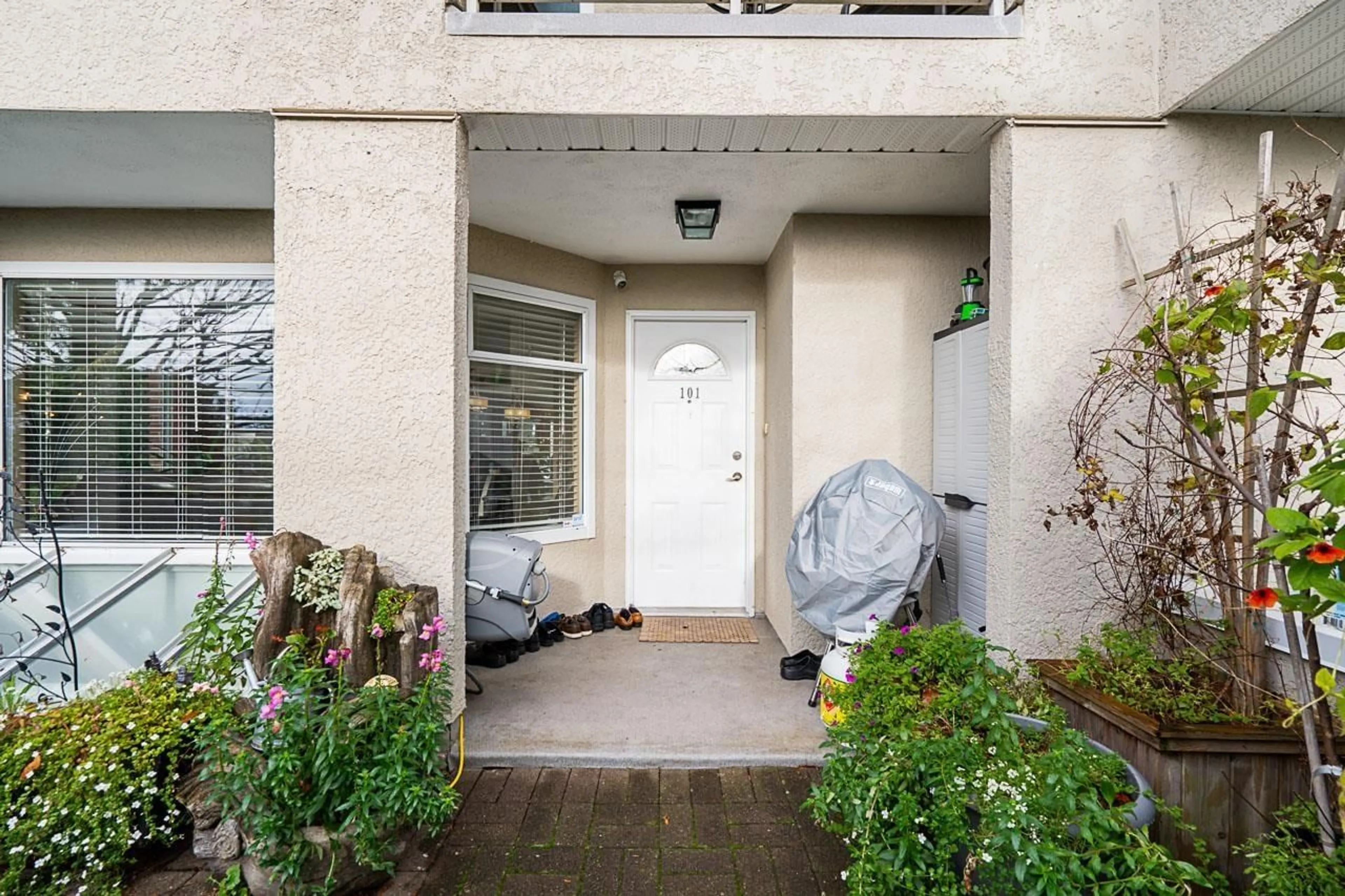 Indoor entryway for 101 1225 MERKLIN STREET, White Rock British Columbia V4B4B8