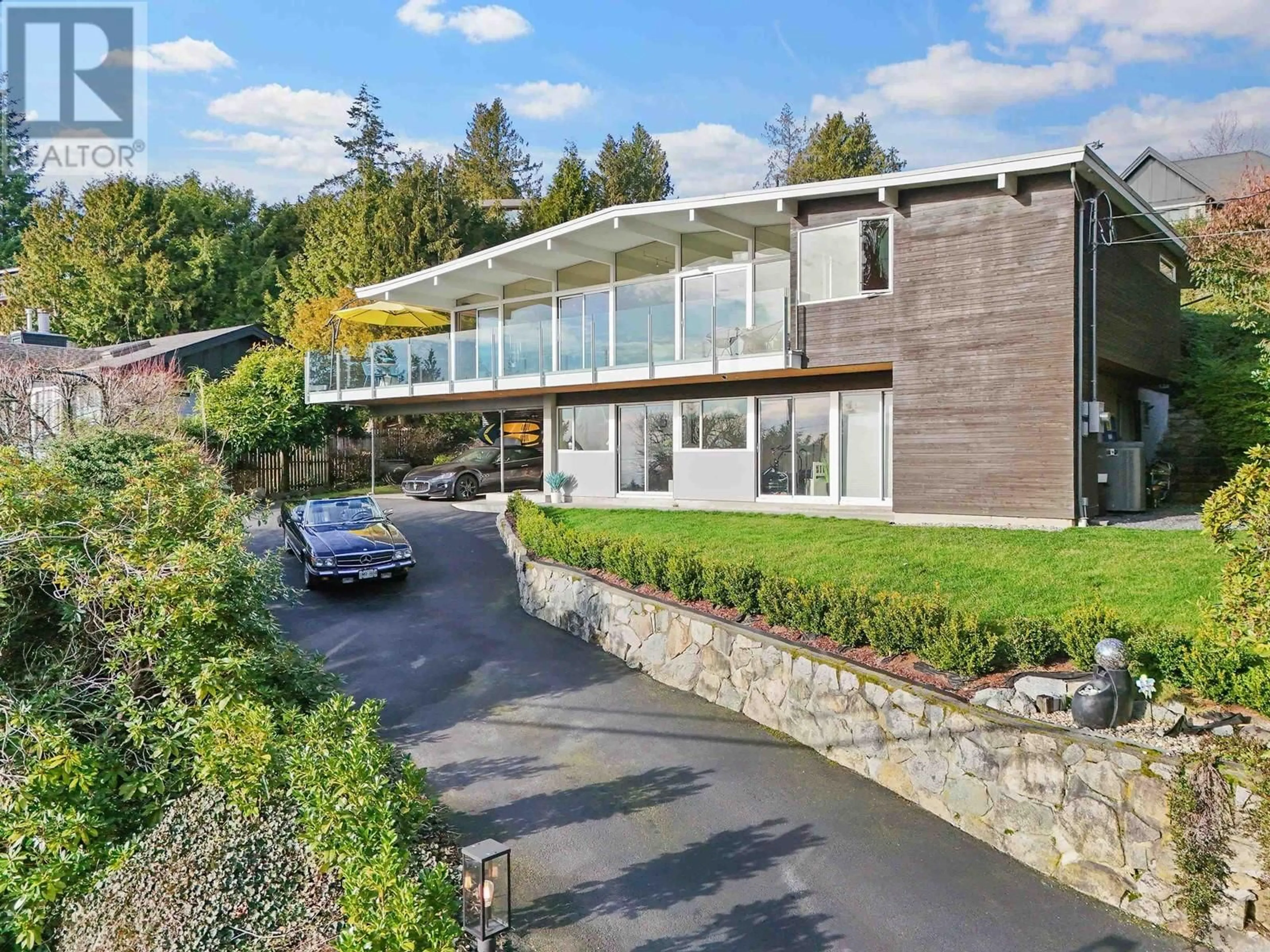 A pic from outside/outdoor area/front of a property/back of a property/a pic from drone, street for 4045 BAYRIDGE AVENUE, West Vancouver British Columbia V7V3J9