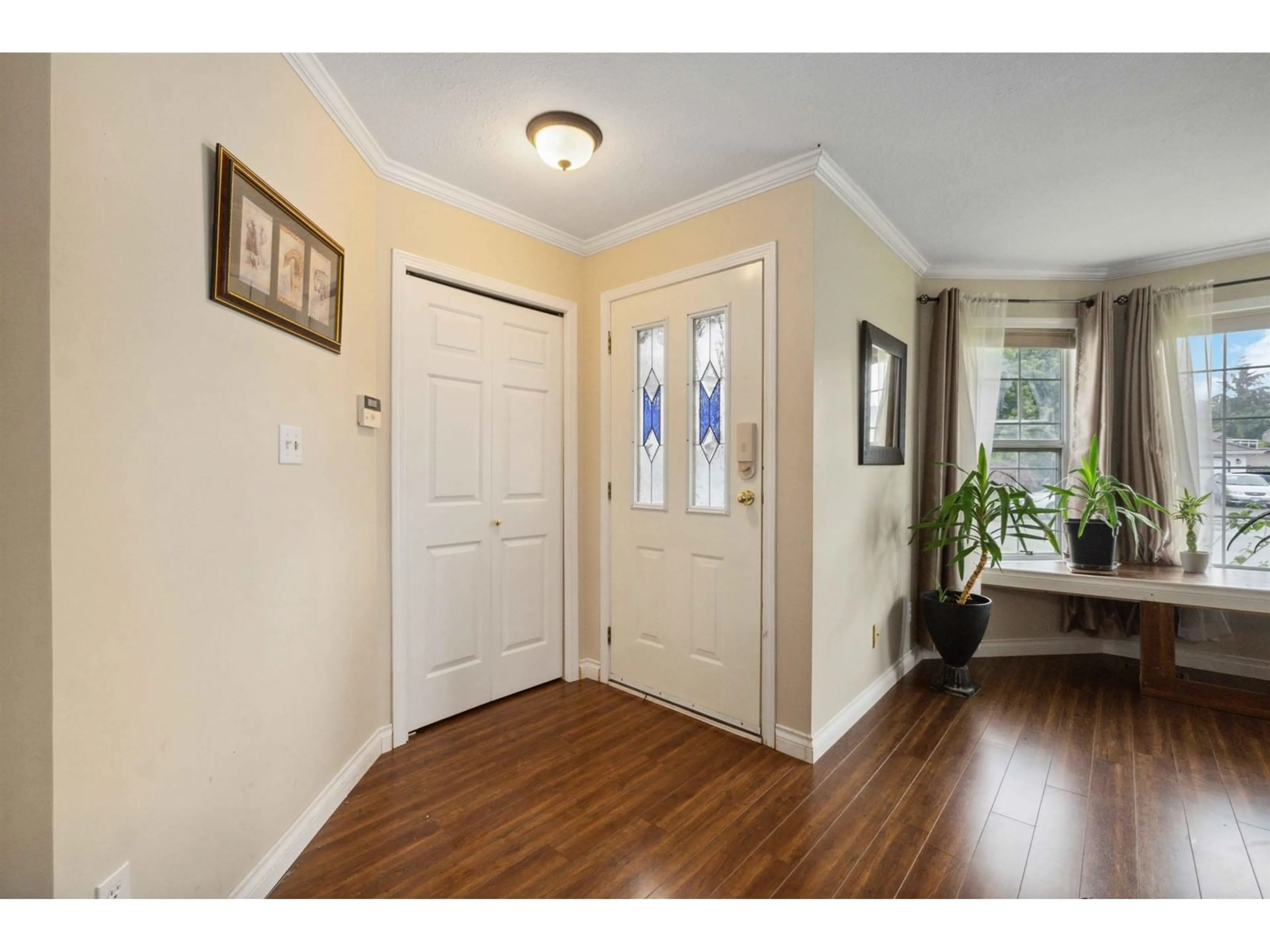 Indoor entryway for 2717 DEHAVILLAND, Abbotsford British Columbia V2T5L3