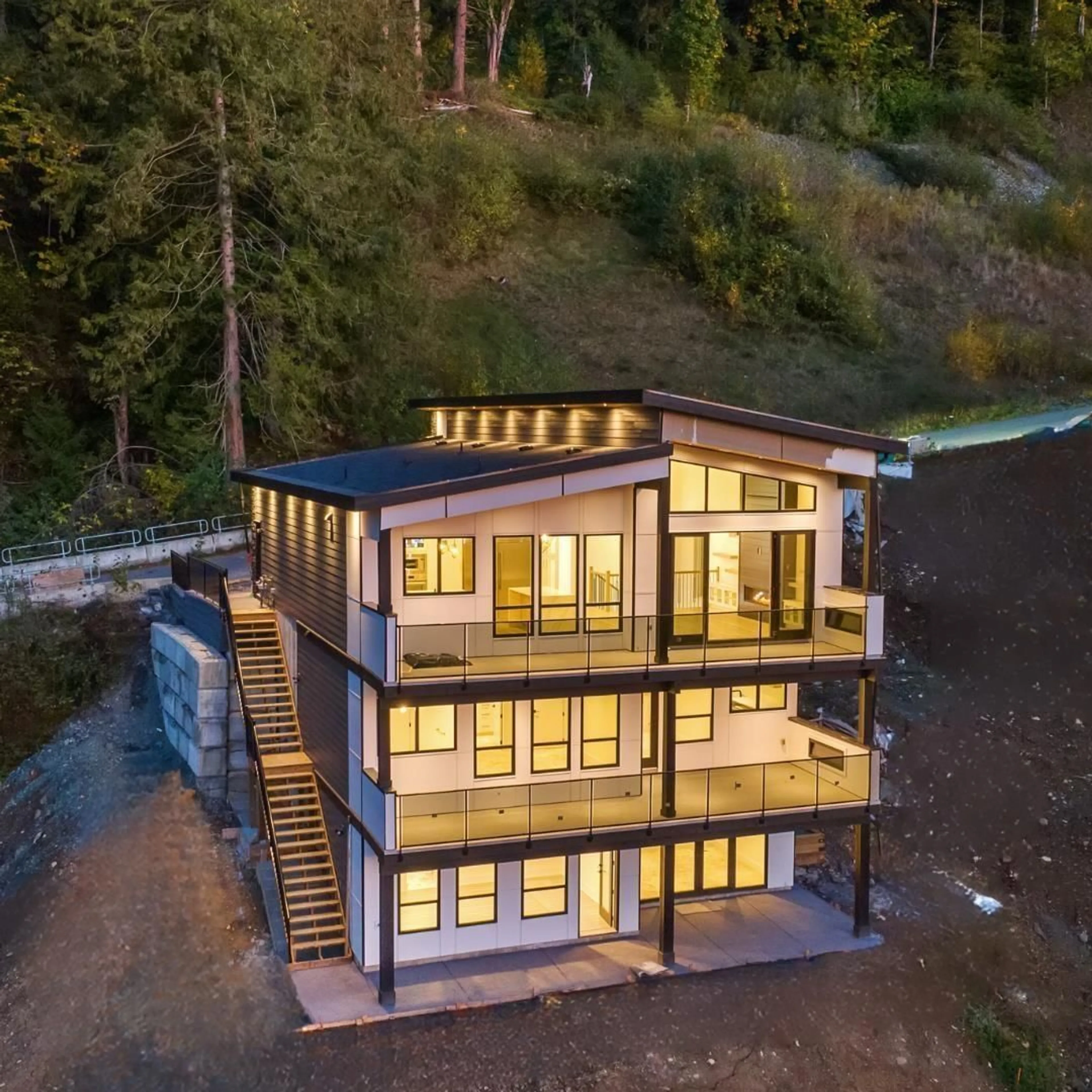 A pic from outside/outdoor area/front of a property/back of a property/a pic from drone, building for 1 5988 LINDEMAN STREET|Promontory, Chilliwack British Columbia V2R0R9