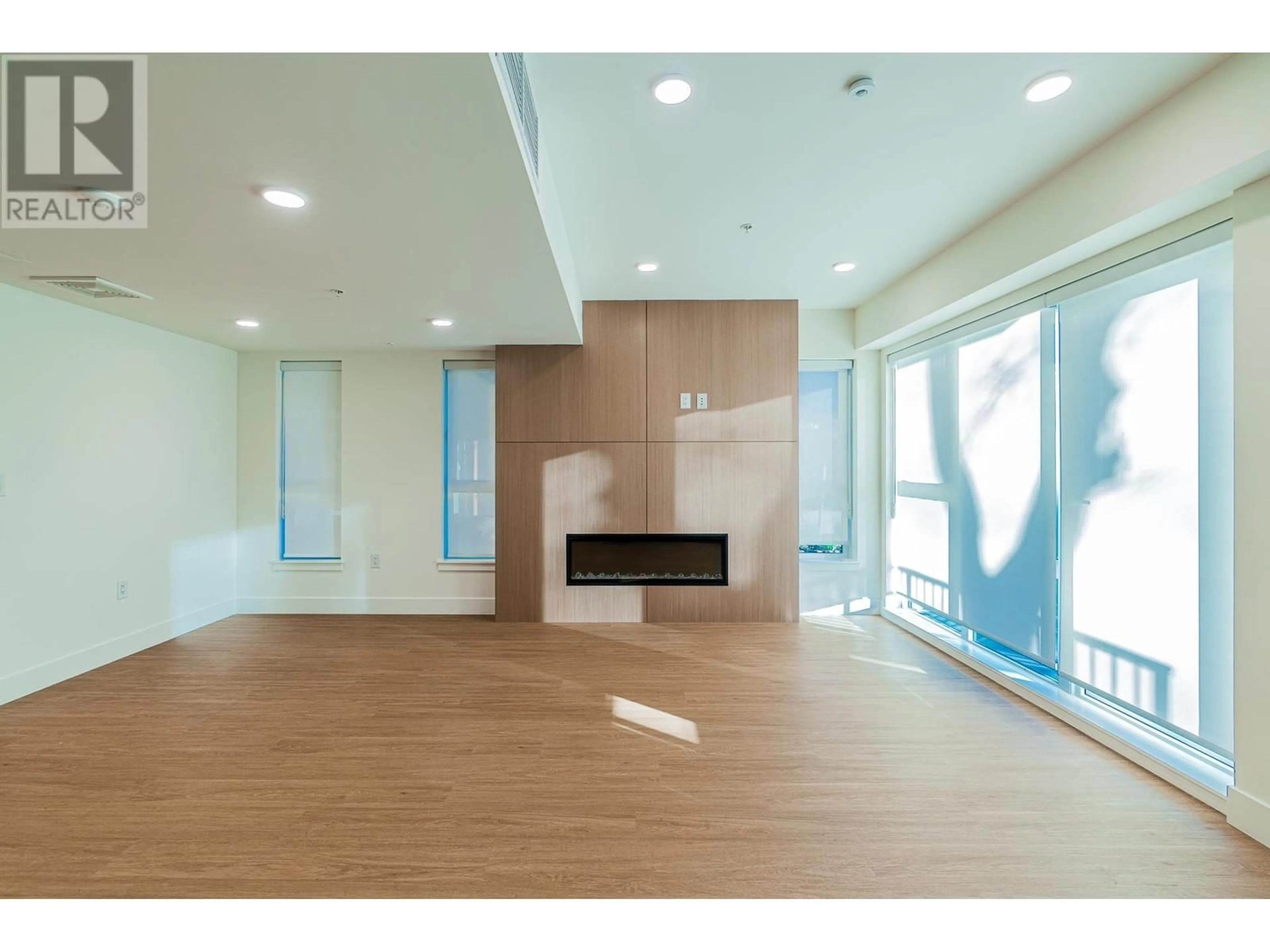 Indoor foyer for 205 2235 E BROADWAY, Vancouver British Columbia V5N0J5