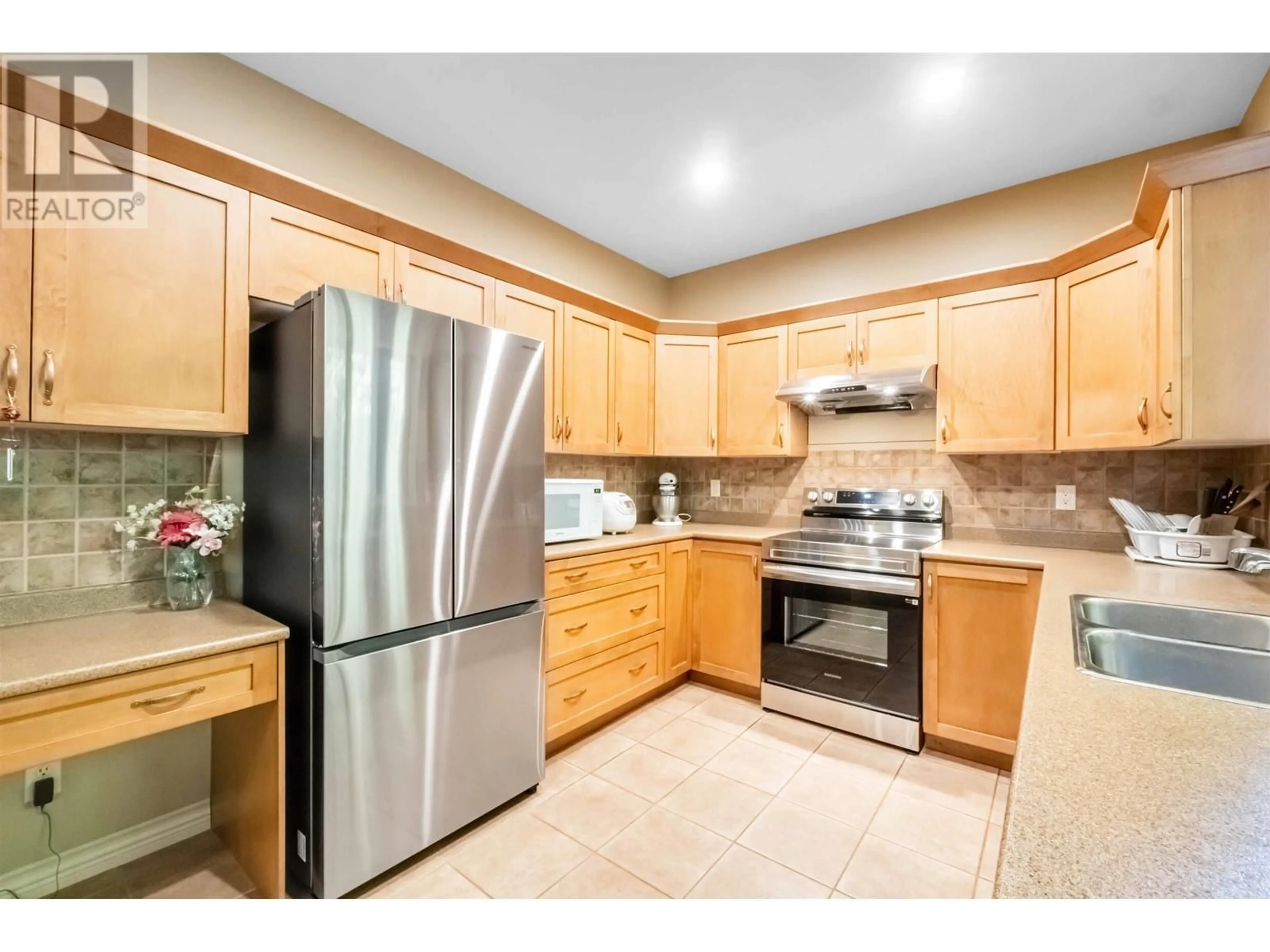 Standard kitchen, unknown for 12168 MCMYN AVENUE, Pitt Meadows British Columbia V3Y2S4