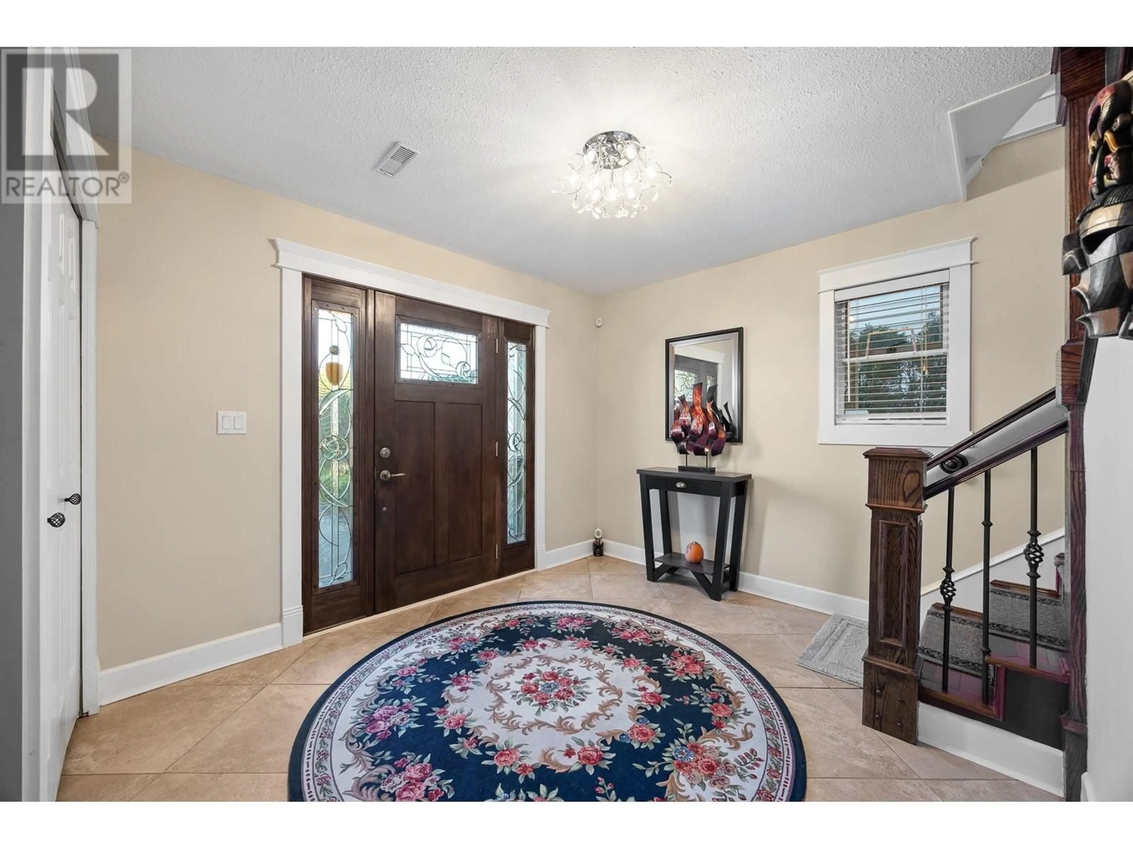 Indoor entryway for 7325 2ND STREET, Burnaby British Columbia V3N3P9