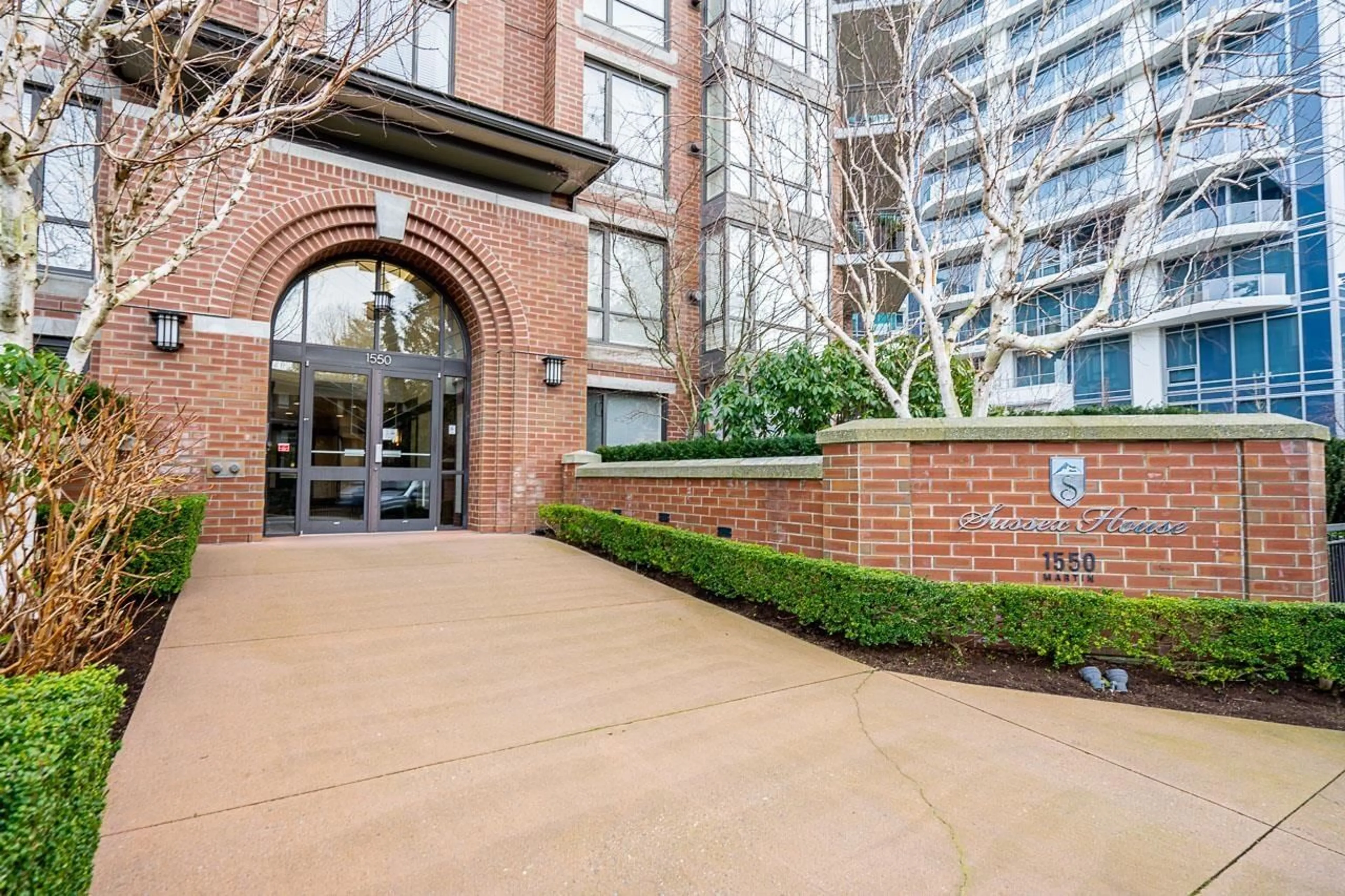 Indoor foyer for 302 1550 MARTIN STREET, White Rock British Columbia V4B5M3