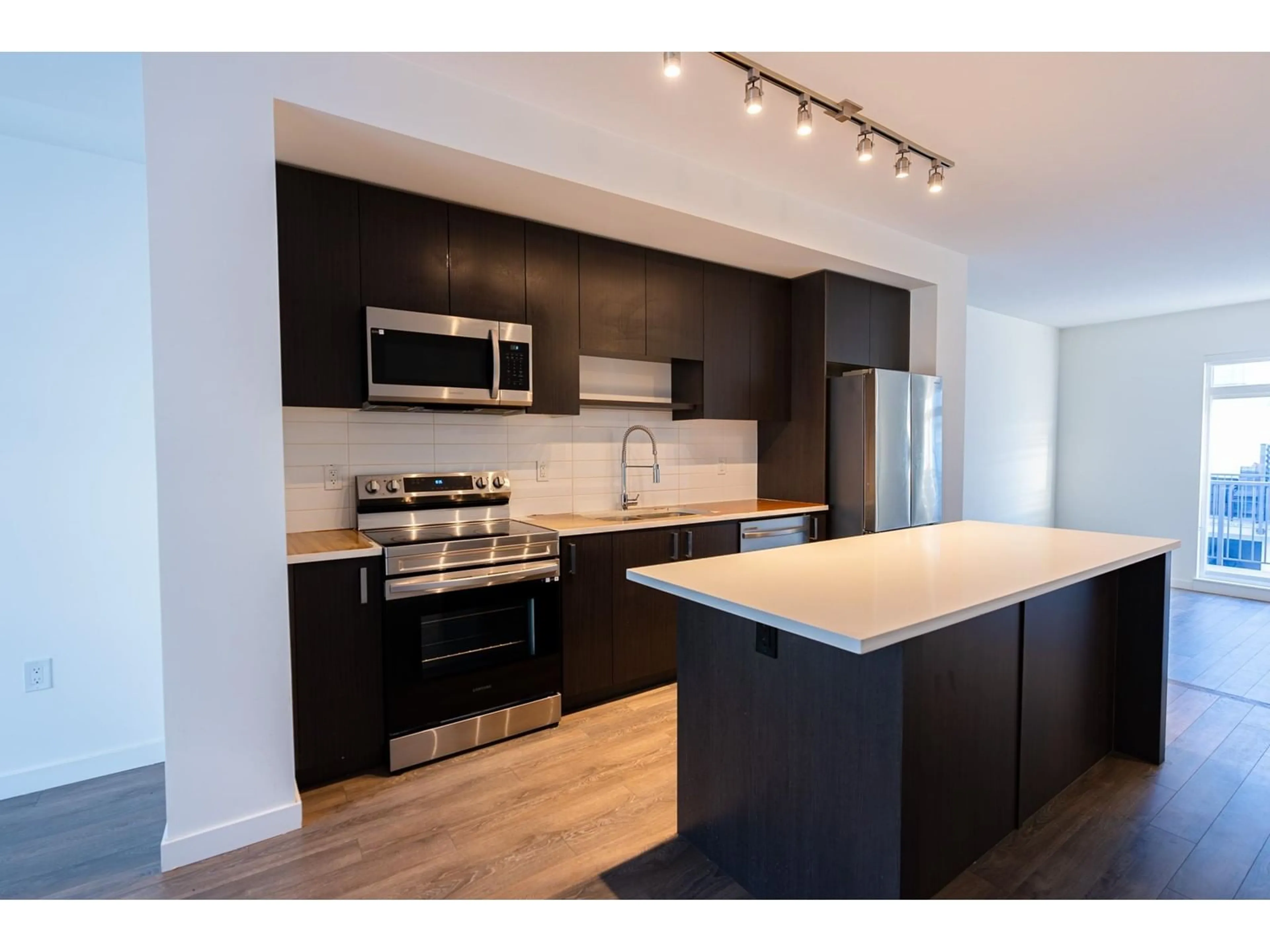 Open concept kitchen, wood/laminate floor for 95 15778 85 AVENUE, Surrey British Columbia V4N6W8