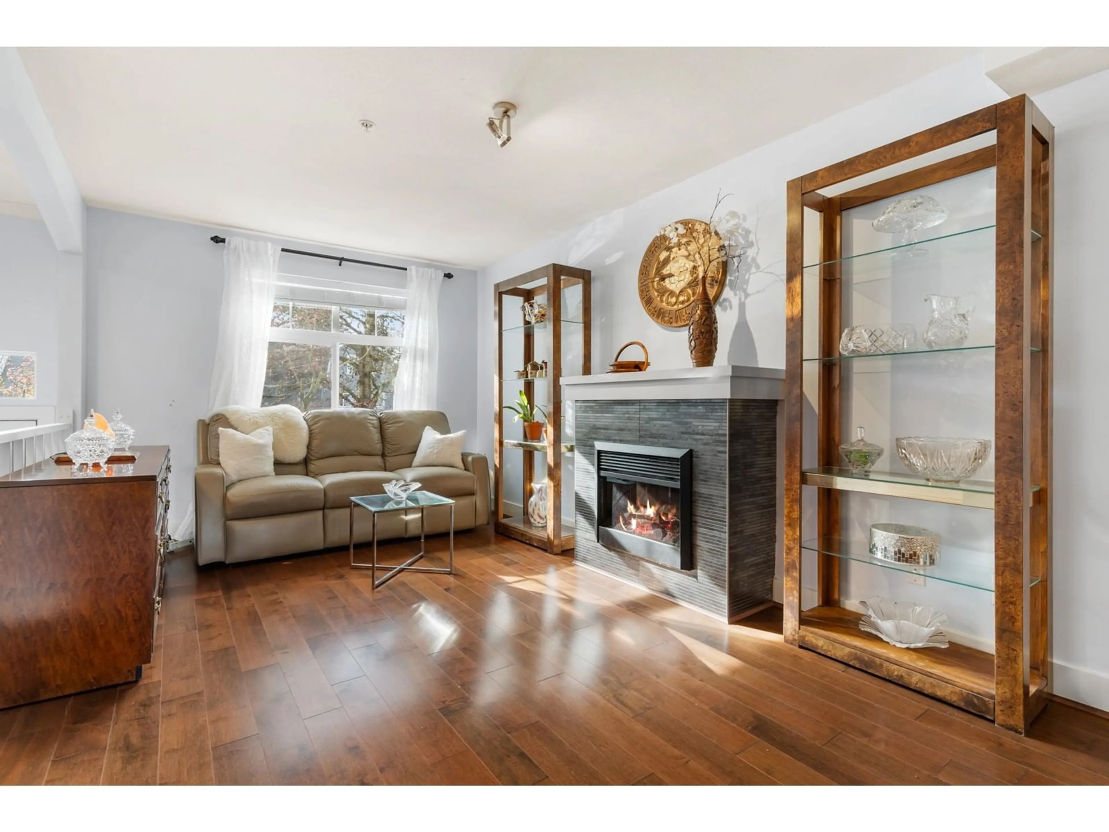 Living room with furniture, wood/laminate floor for 5 - 15833 26TH, Surrey British Columbia V3S2X5