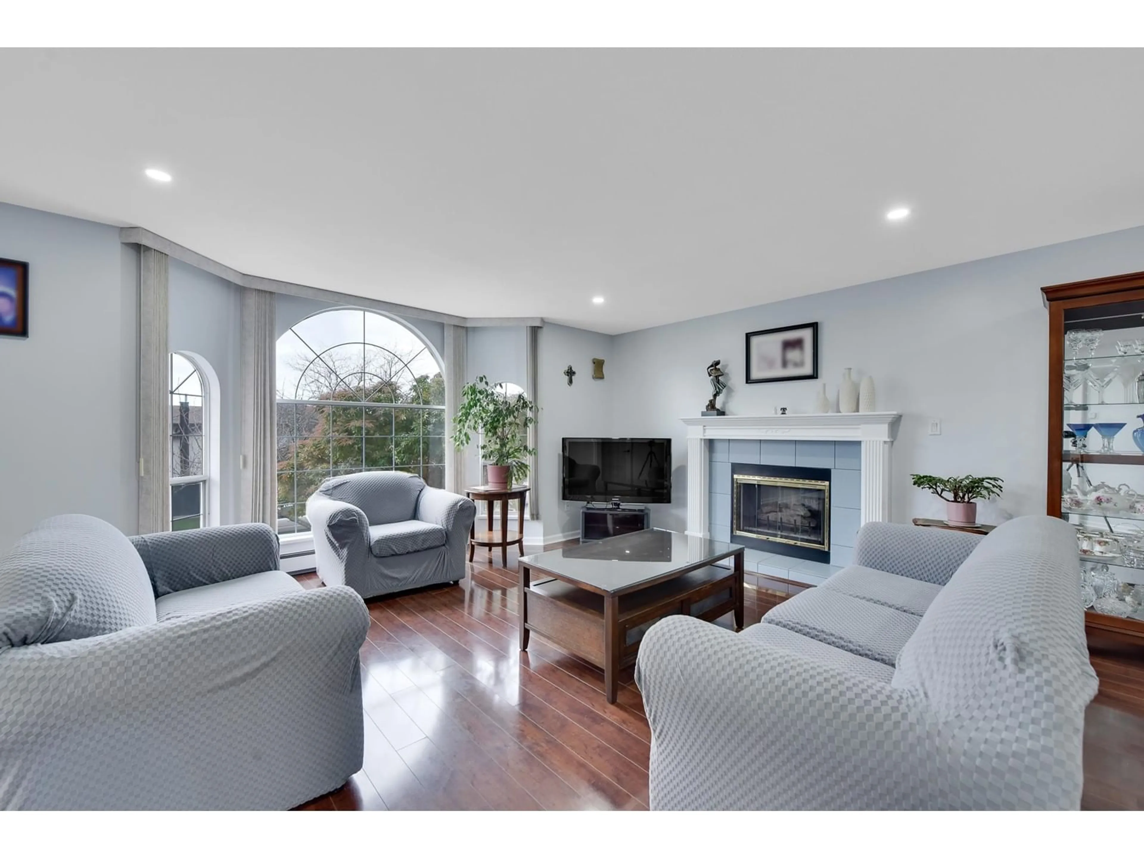 Living room with furniture, unknown for 6766 123A AVENUE, Surrey British Columbia V3W0Z1