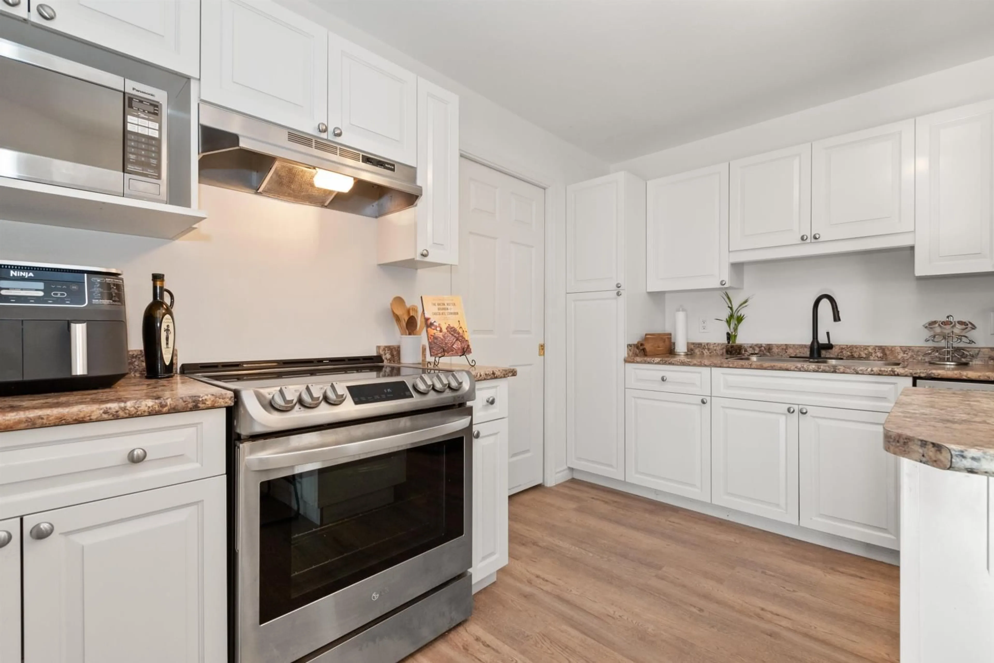 Standard kitchen, unknown for 104 7651 AMBER DRIVE|Sardis West Vedder, Sardis British Columbia V2R3J6