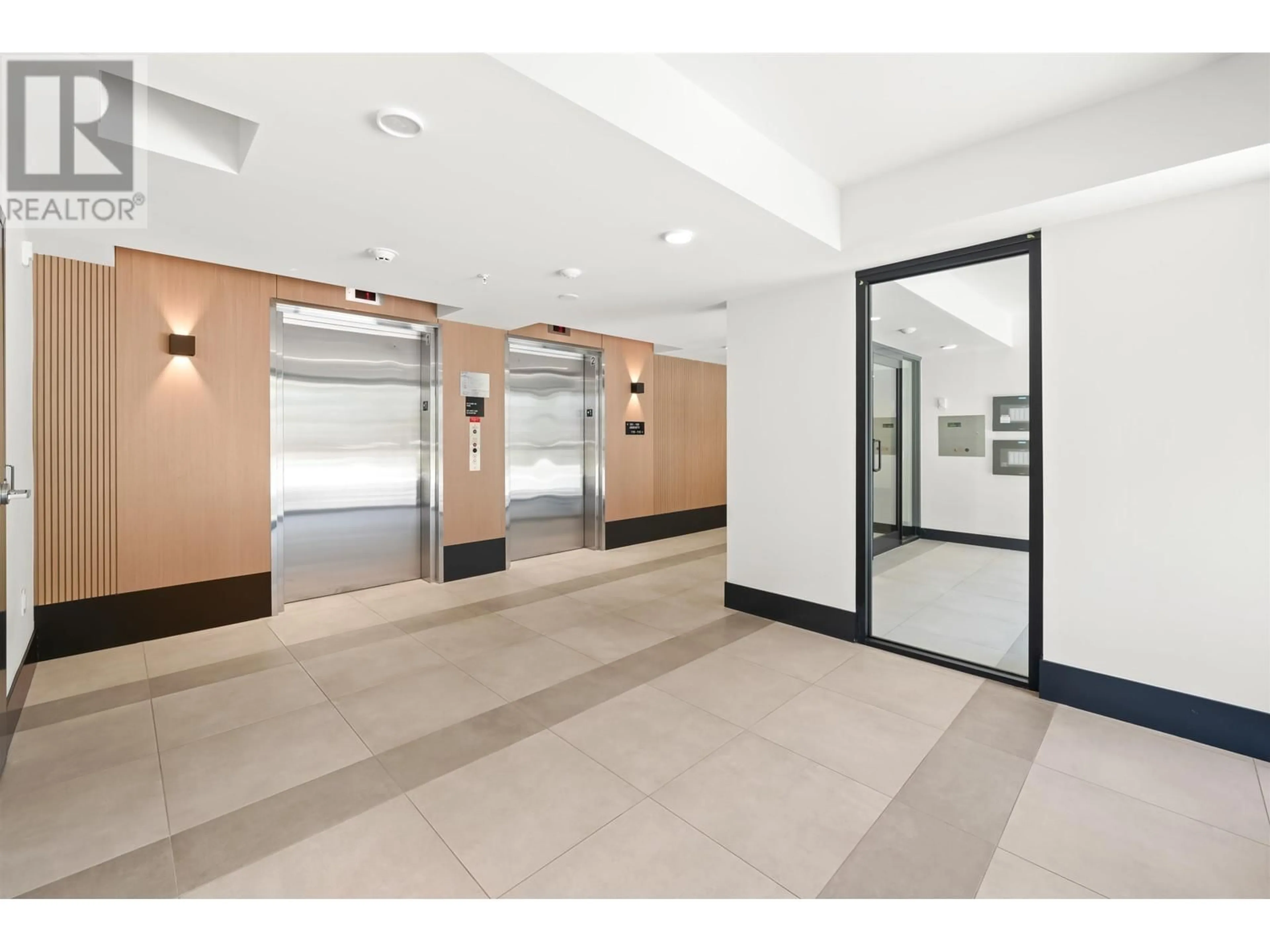 Indoor foyer for 505 2235 E BROADWAY, Vancouver British Columbia V5N0J5