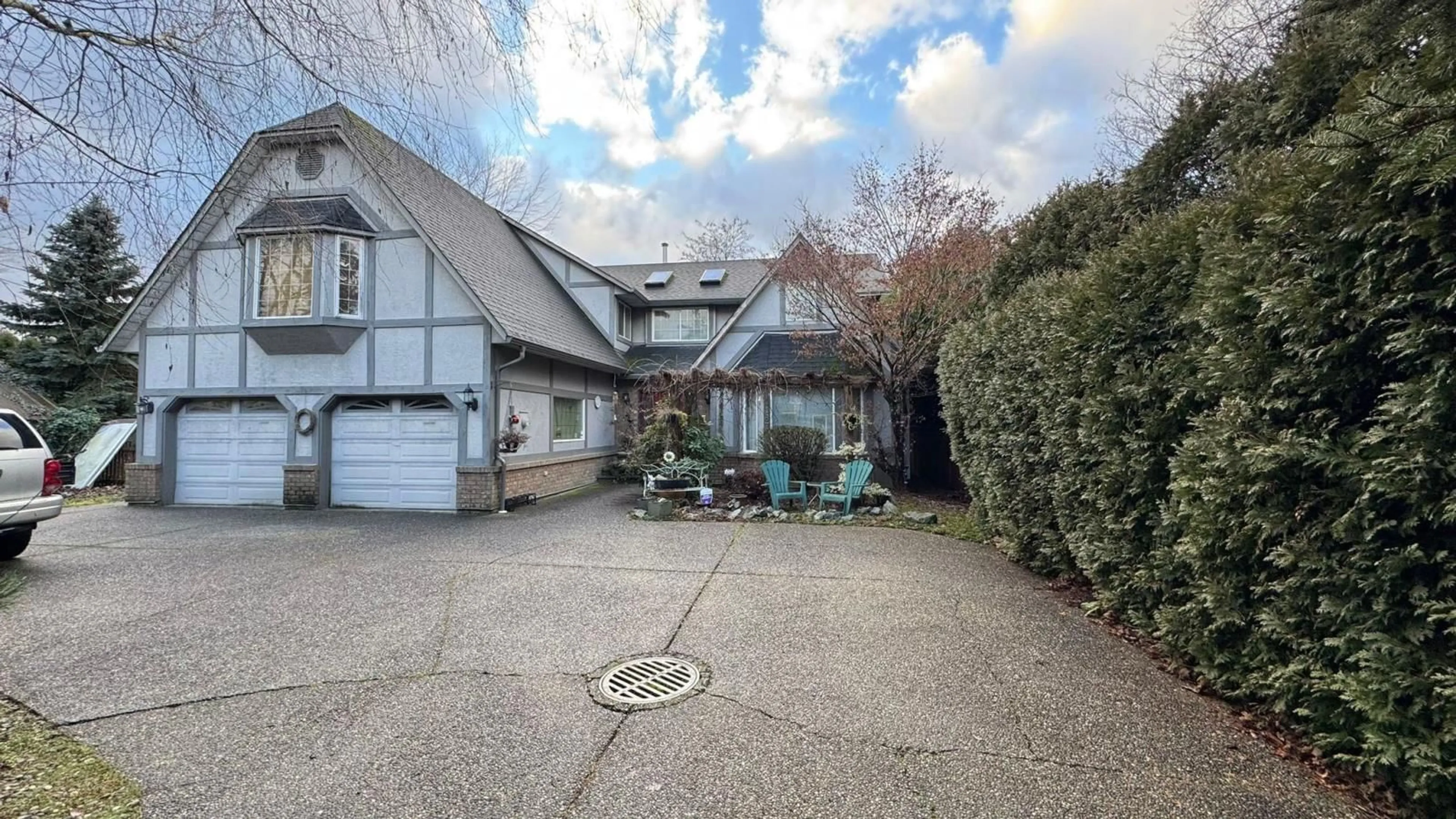 A pic from outside/outdoor area/front of a property/back of a property/a pic from drone, street for 10187 WILLIAMS ROAD|Fairfield Island, Chilliwack British Columbia V2P5H3