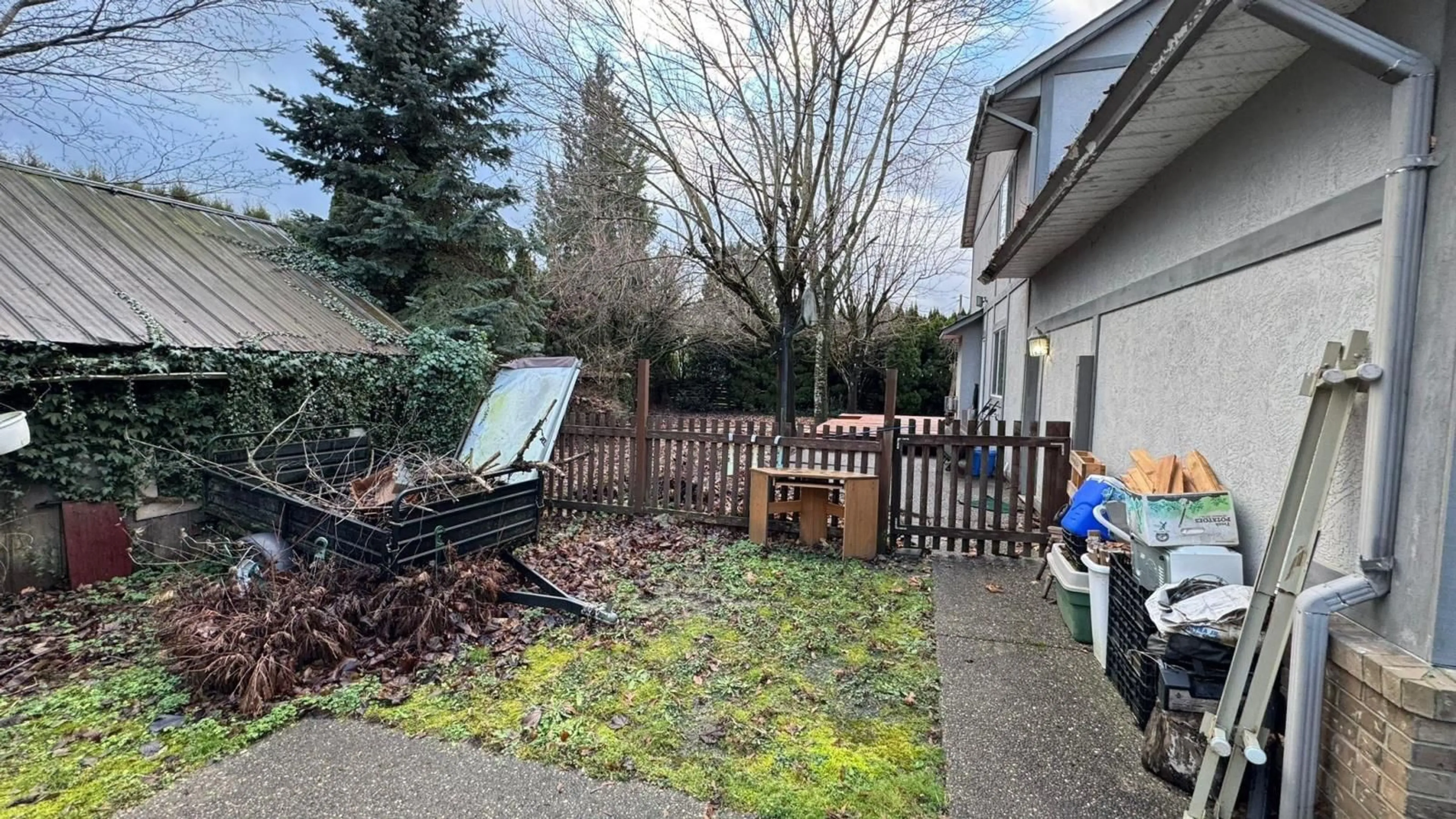 A pic from outside/outdoor area/front of a property/back of a property/a pic from drone, street for 10187 WILLIAMS ROAD|Fairfield Island, Chilliwack British Columbia V2P5H3