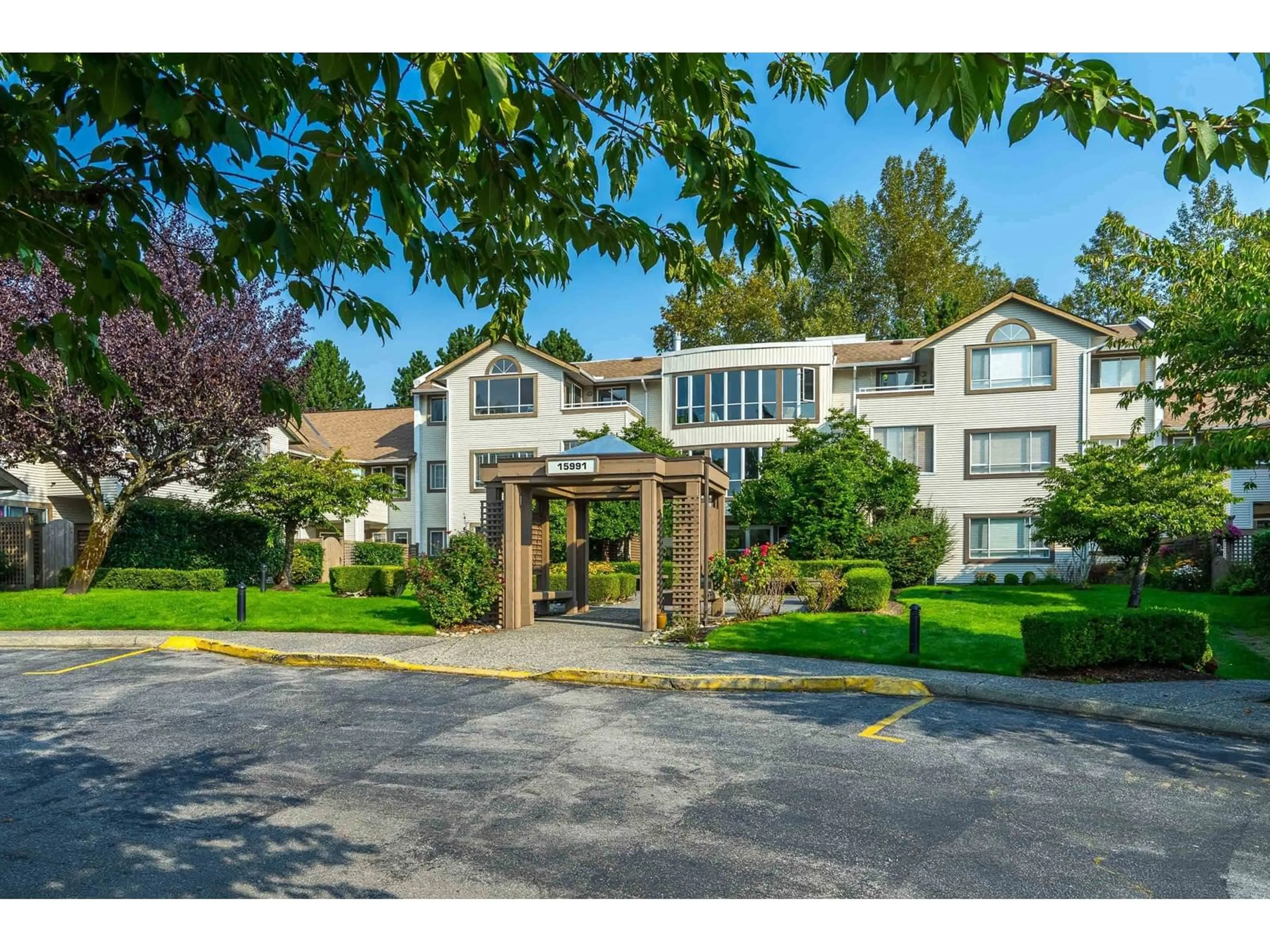 Indoor foyer for 304 15991 THRIFT AVENUE, White Rock British Columbia V4B2M9