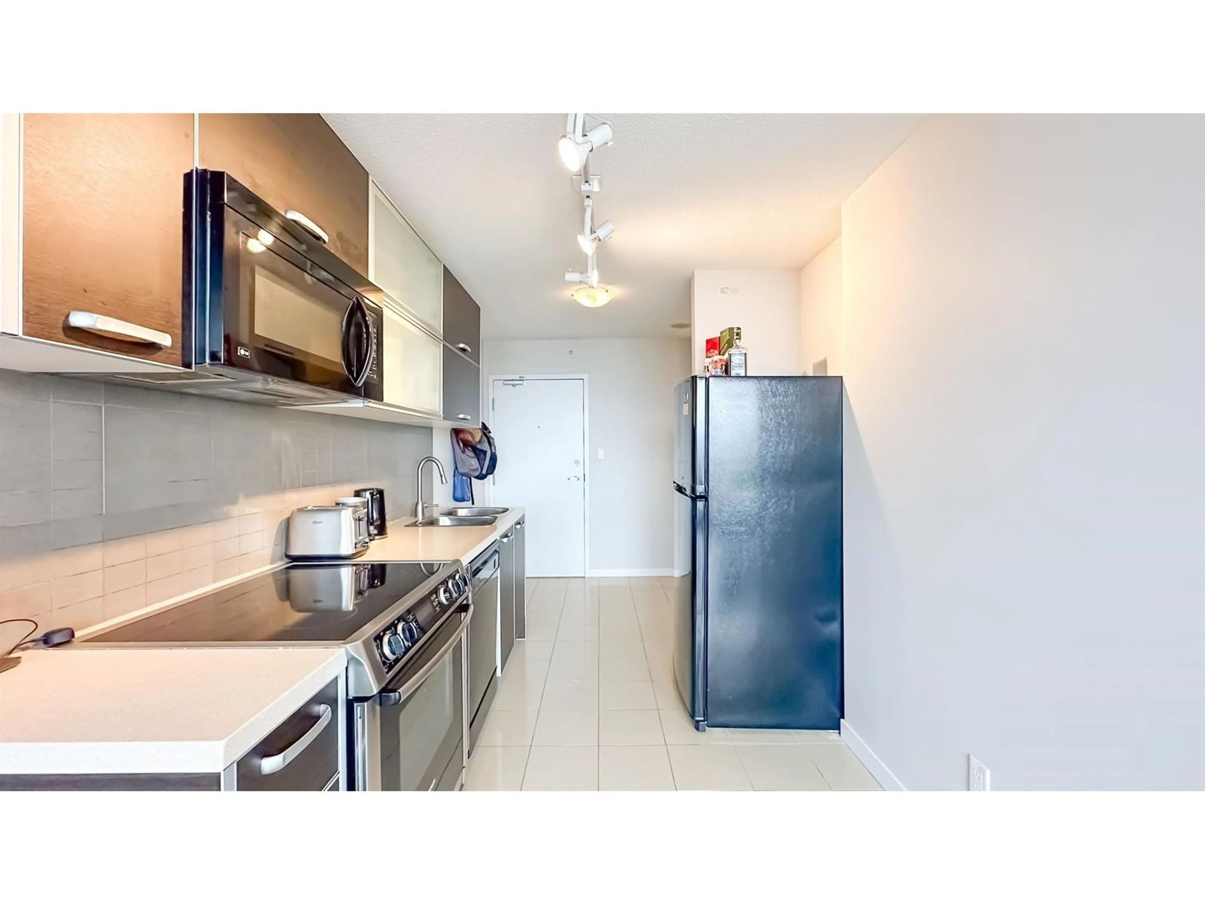 Standard kitchen, unknown for 901 - 13688 100, Surrey British Columbia V3T0G5