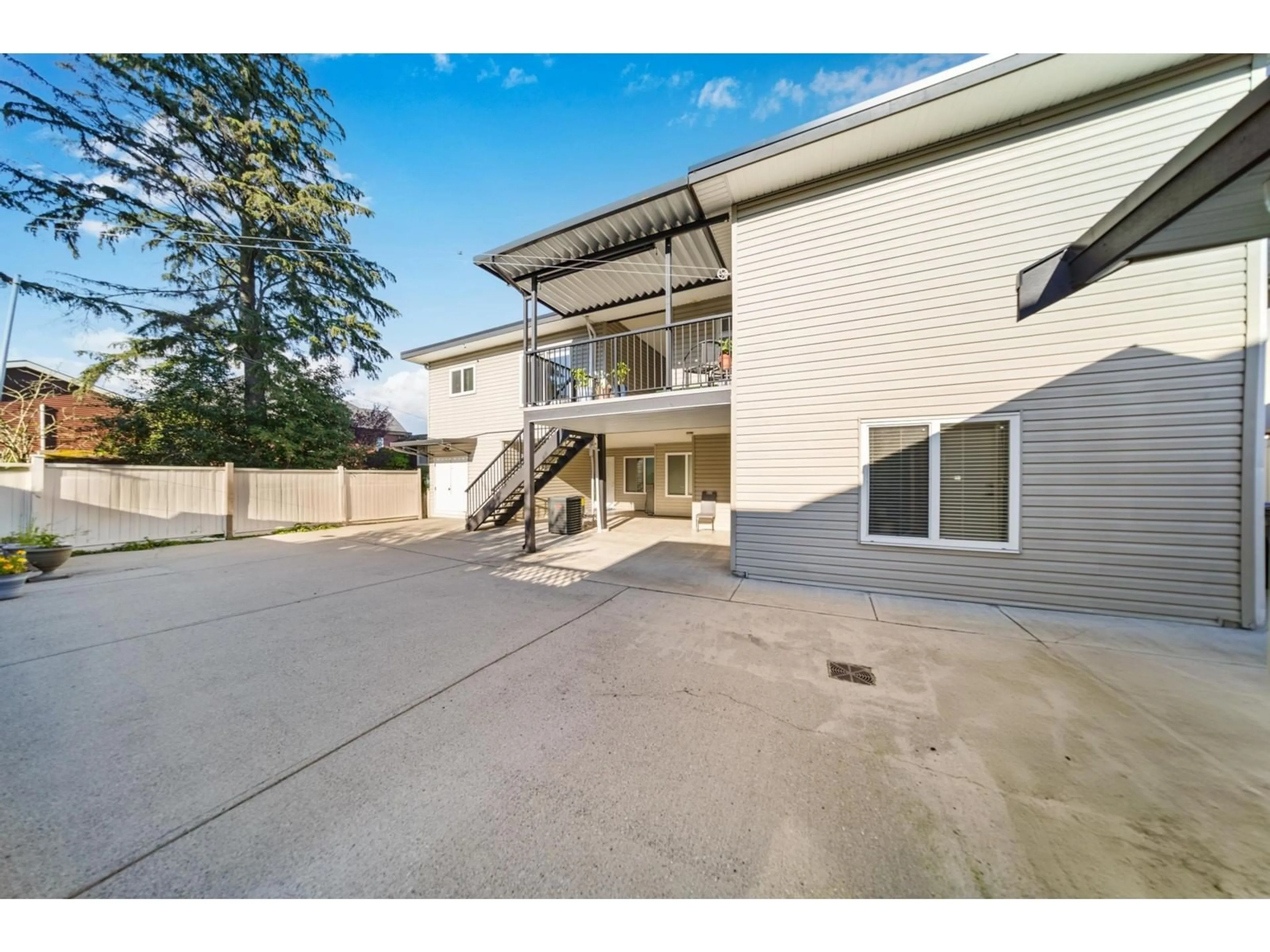 A pic from outside/outdoor area/front of a property/back of a property/a pic from drone, building for 7819 127, Surrey British Columbia V3W4B2