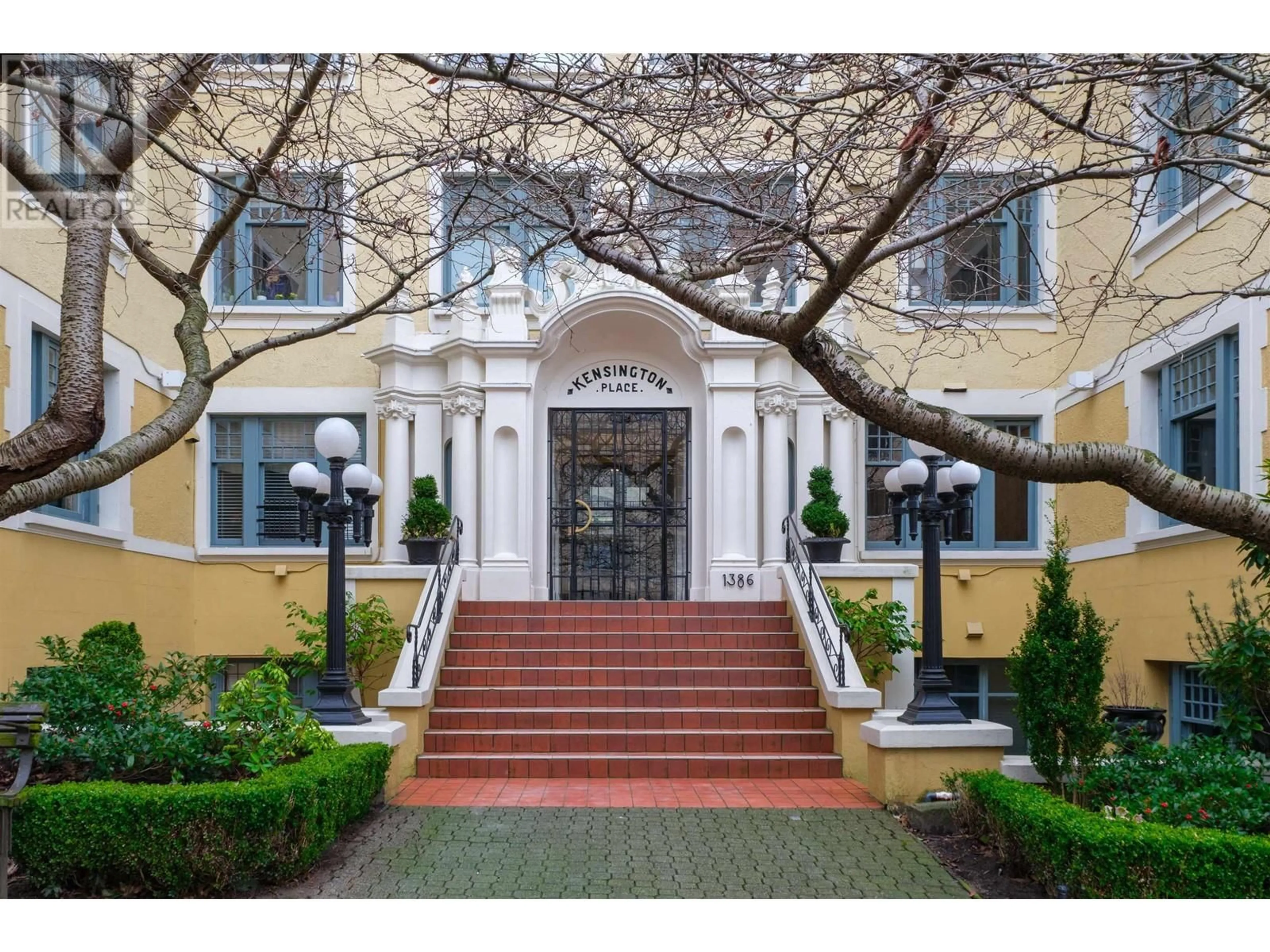 Indoor foyer for 50 1386 NICOLA STREET, Vancouver British Columbia V6G2G2