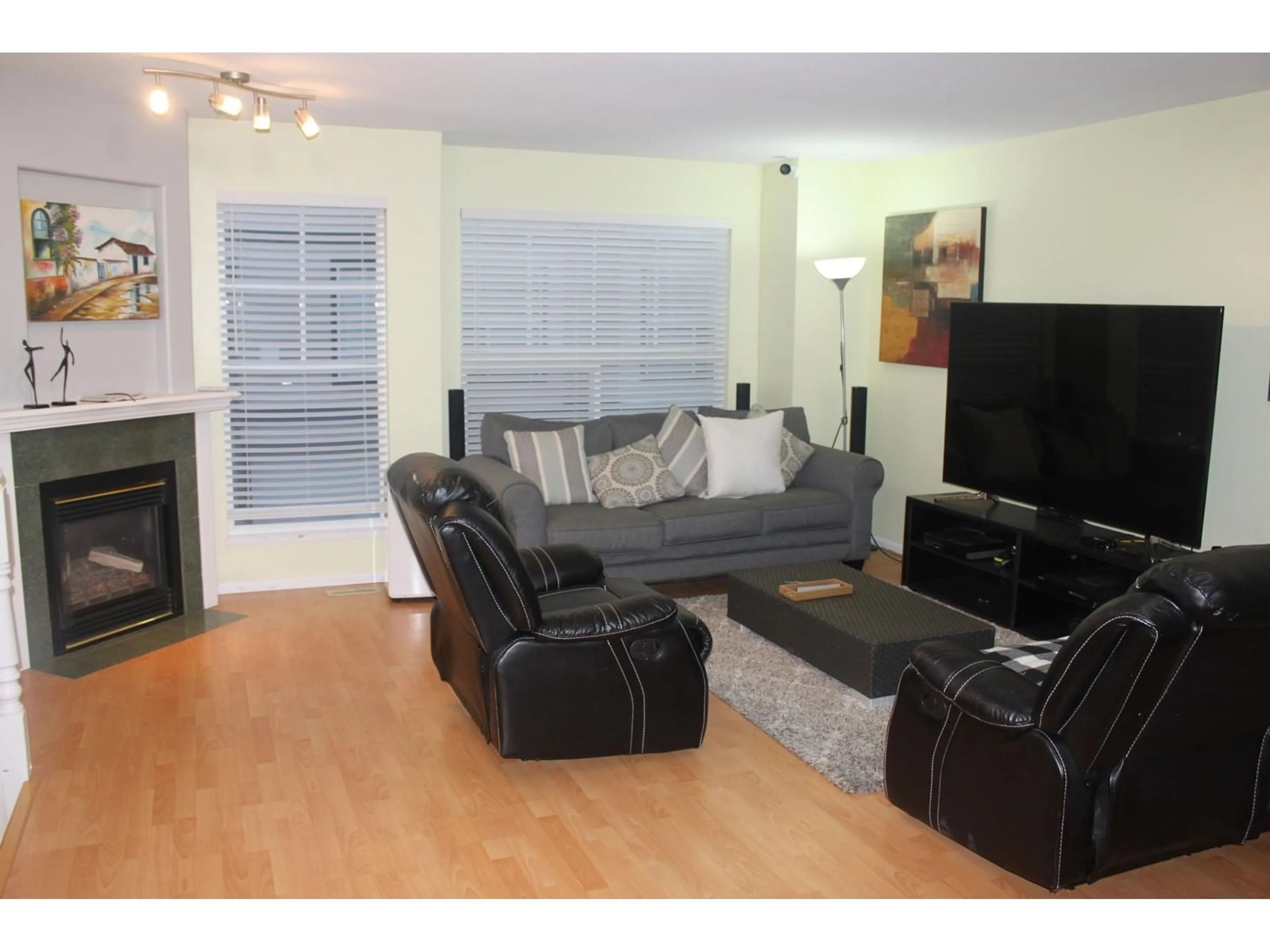 Living room with furniture, wood/laminate floor for 503 9118 149 STREET, Surrey British Columbia V3R3Z6