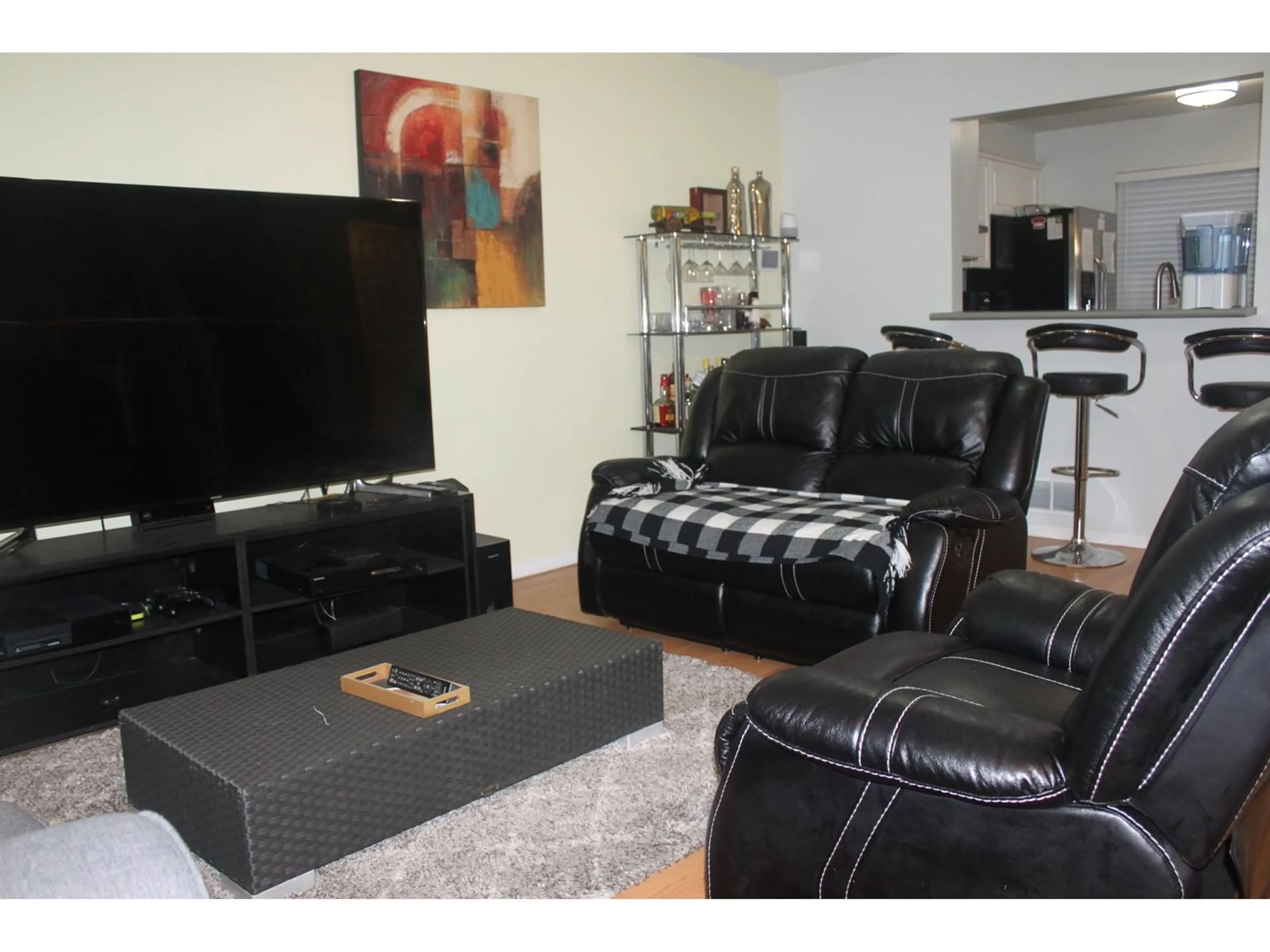 Living room with furniture, wood/laminate floor for 503 9118 149 STREET, Surrey British Columbia V3R3Z6