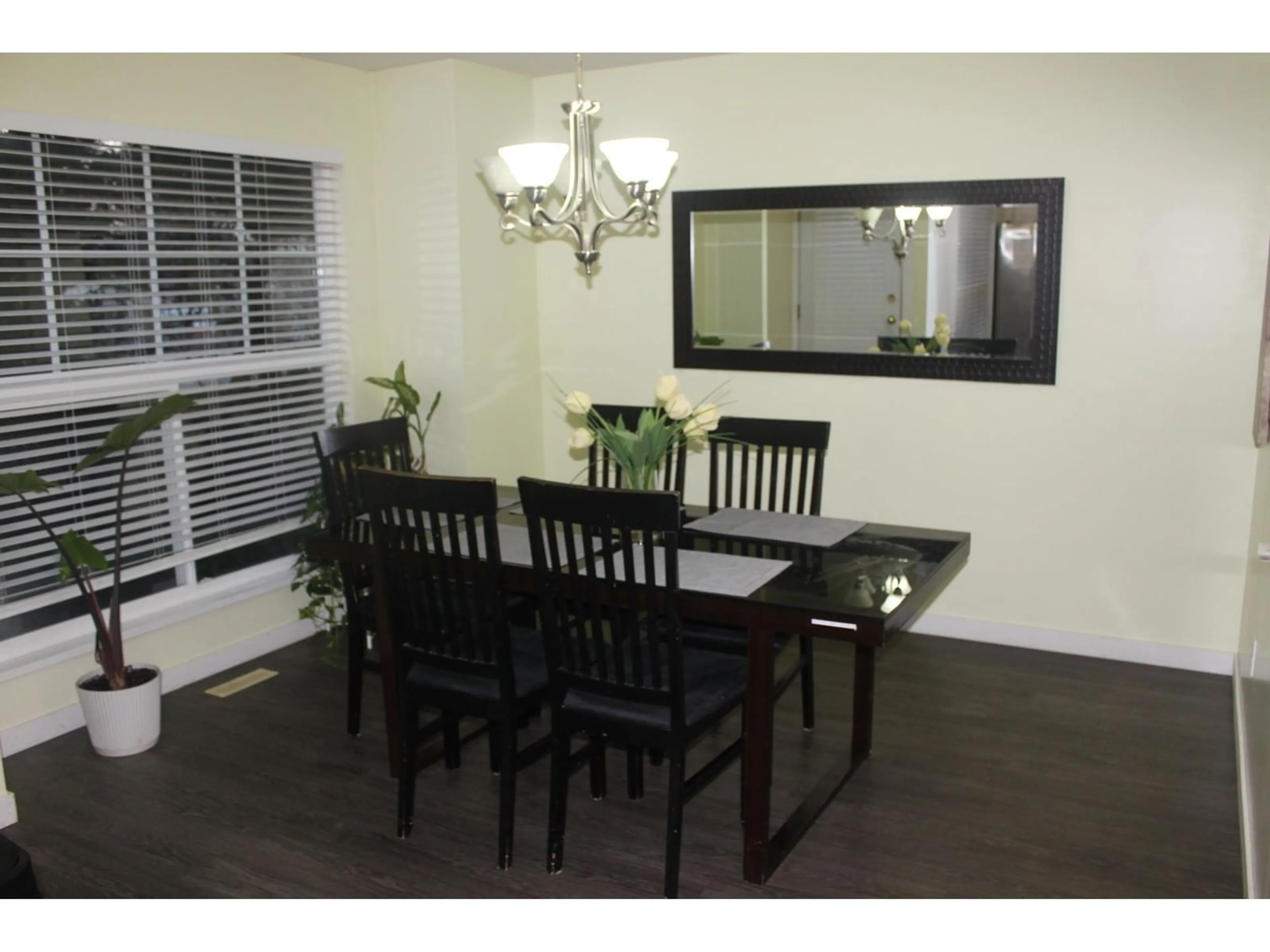 Dining room, wood/laminate floor for 503 9118 149 STREET, Surrey British Columbia V3R3Z6