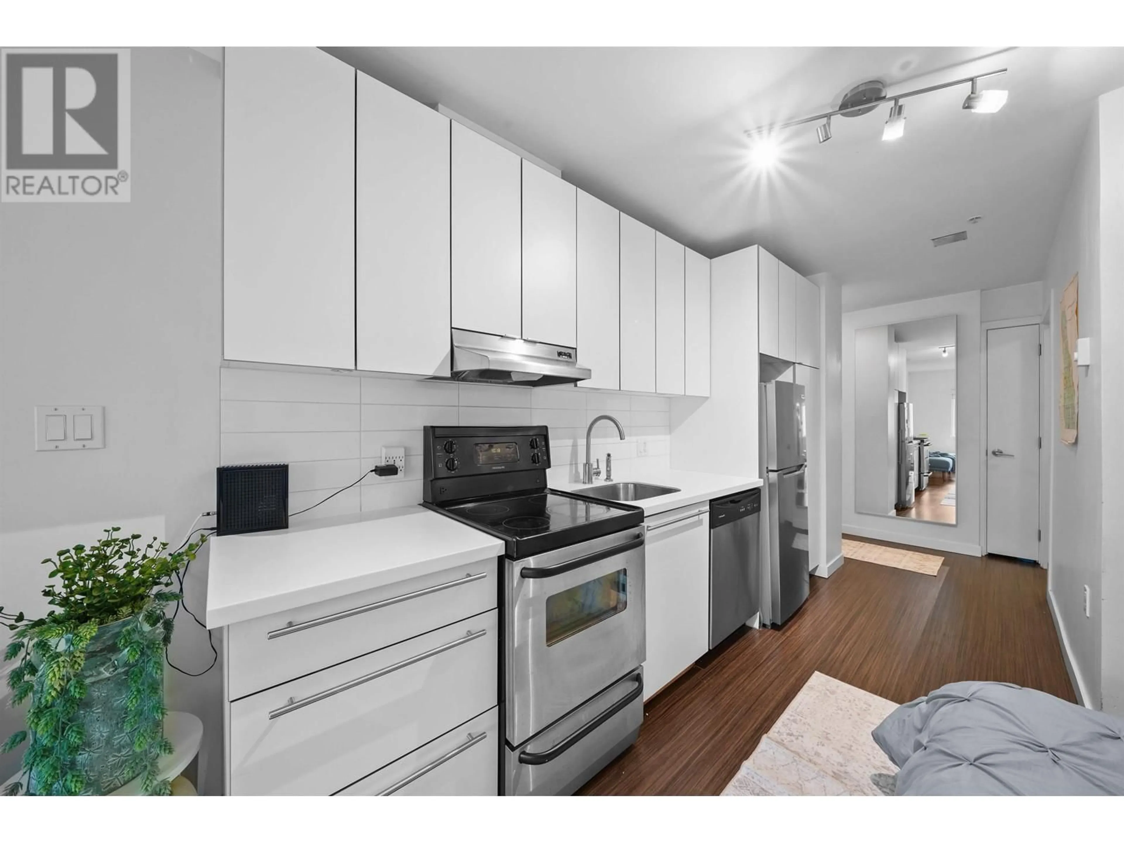 Standard kitchen, unknown for 401 370 CARRALL STREET, Vancouver British Columbia V6B2J3