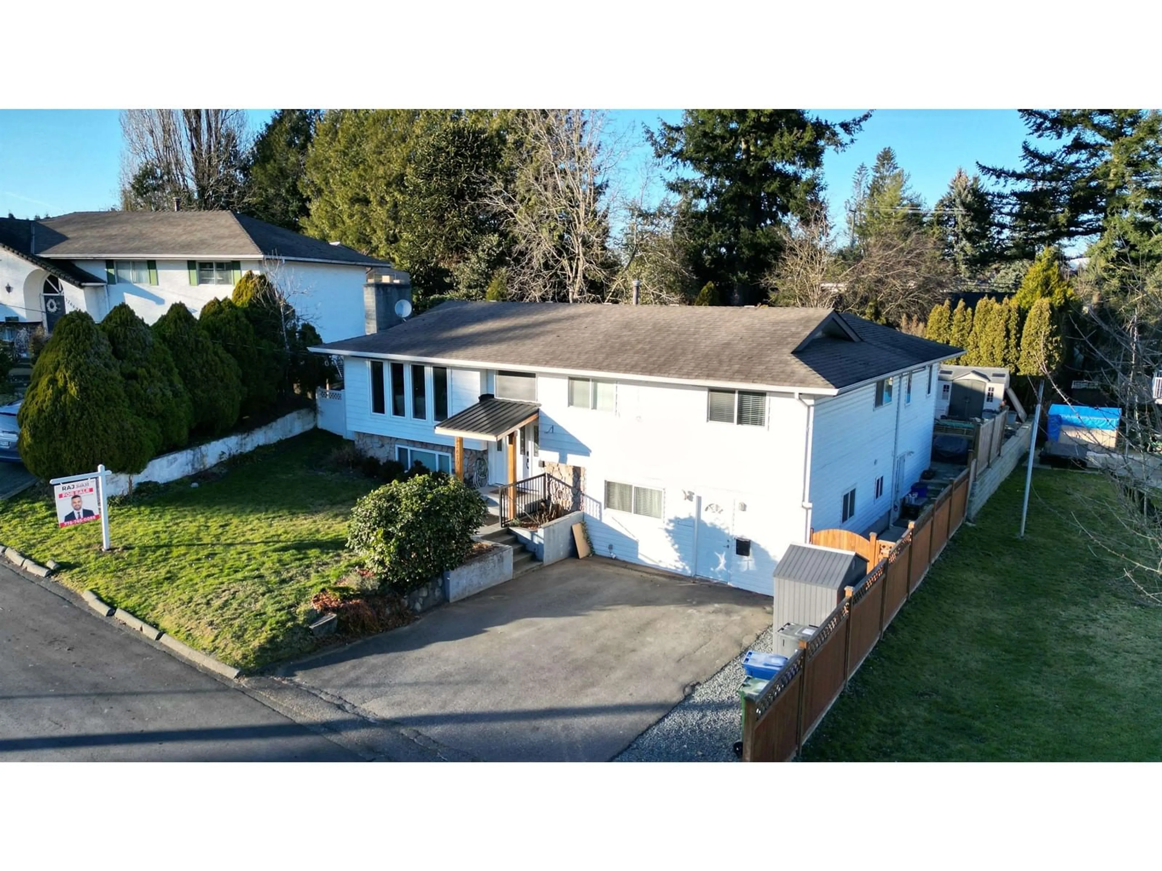 A pic from outside/outdoor area/front of a property/back of a property/a pic from drone, street for 32679 AVALON CRESCENT, Abbotsford British Columbia V2T3W8