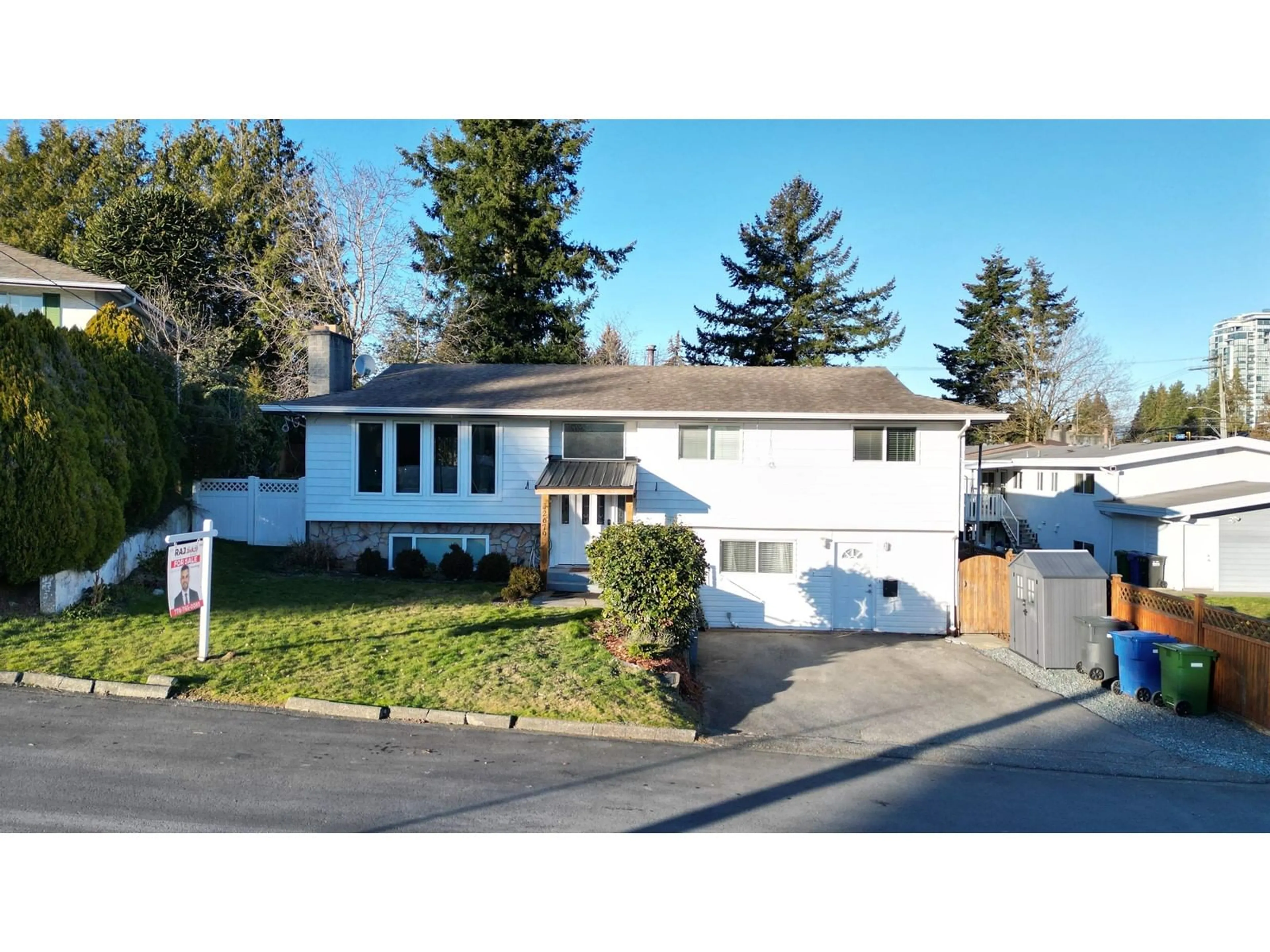 Home with vinyl exterior material, street for 32679 AVALON CRESCENT, Abbotsford British Columbia V2T3W8