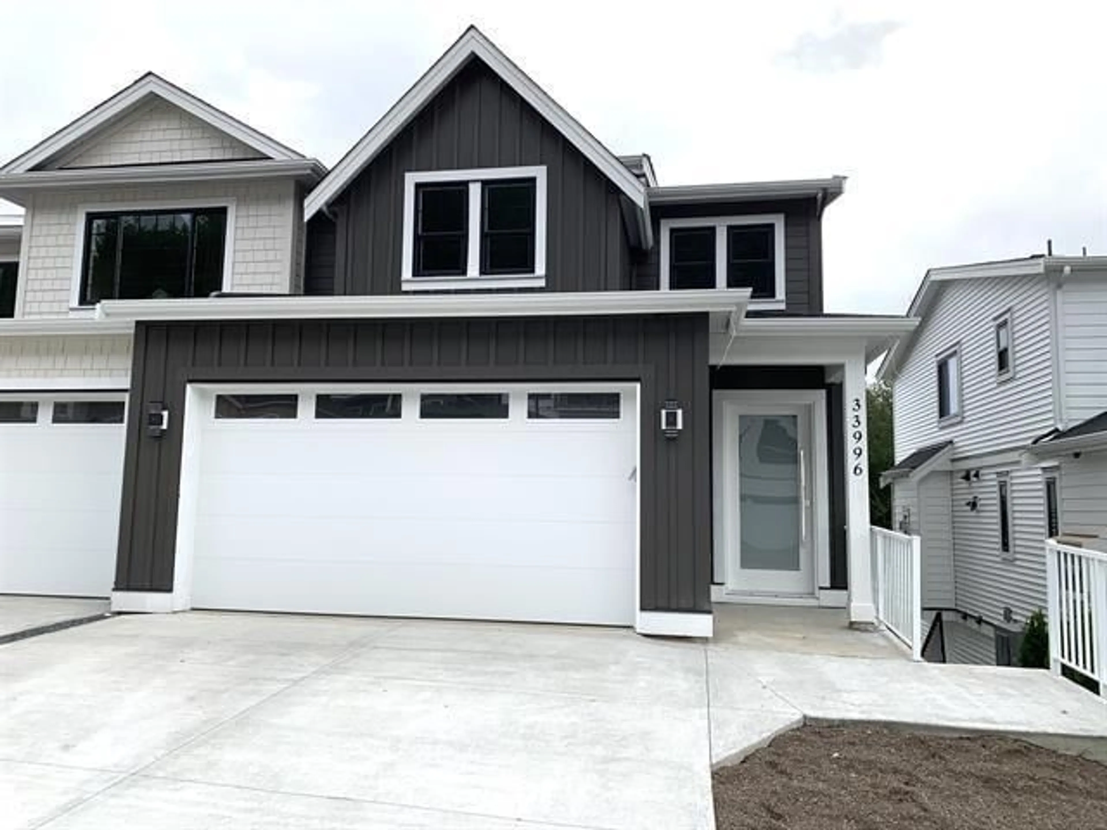 Home with vinyl exterior material, street for 33996 BARKER COURT, Mission British Columbia V2V6B2