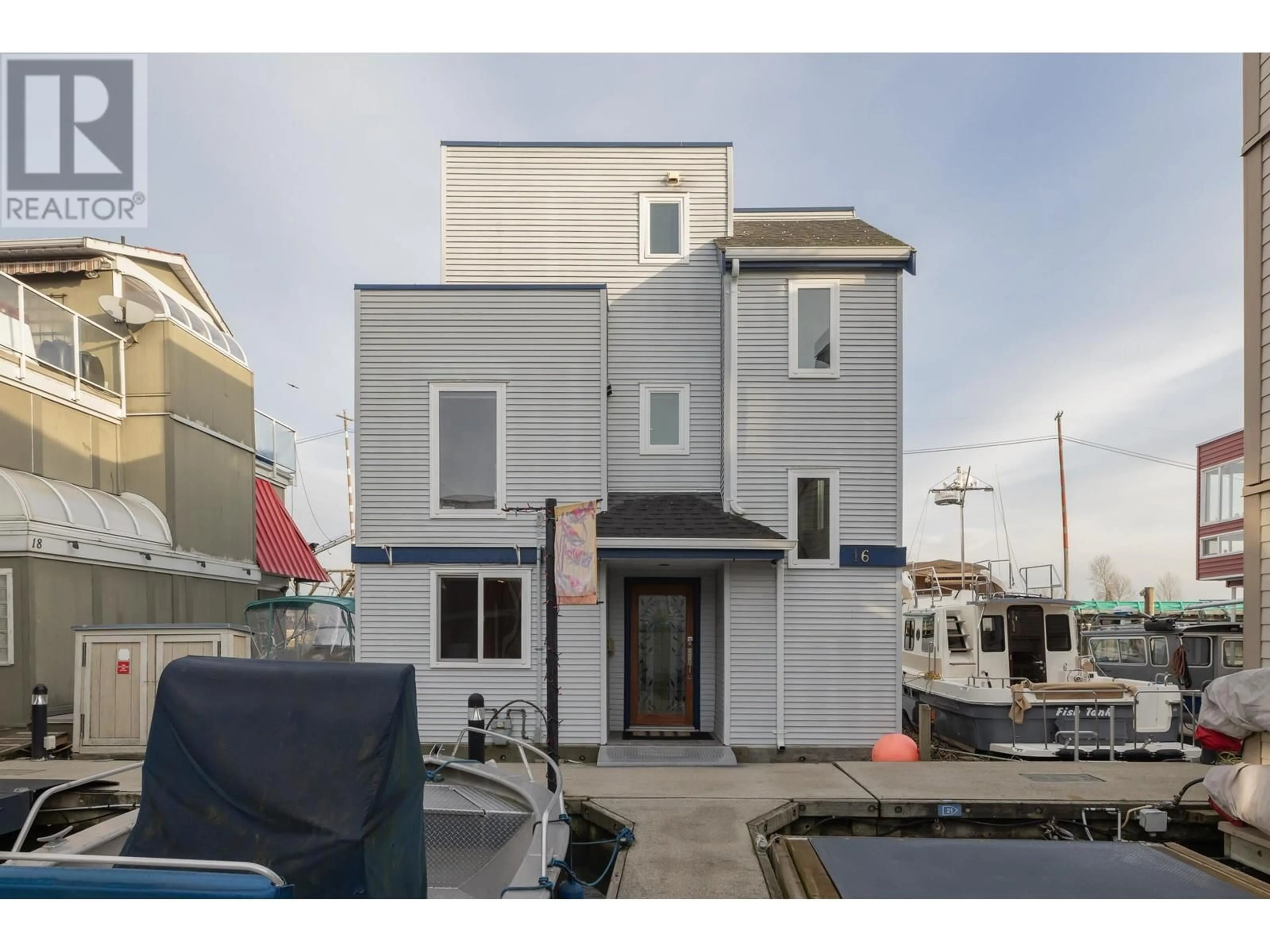 Home with vinyl exterior material, street for 16 - 3473 RIVER ROAD, Delta British Columbia V4K5E9