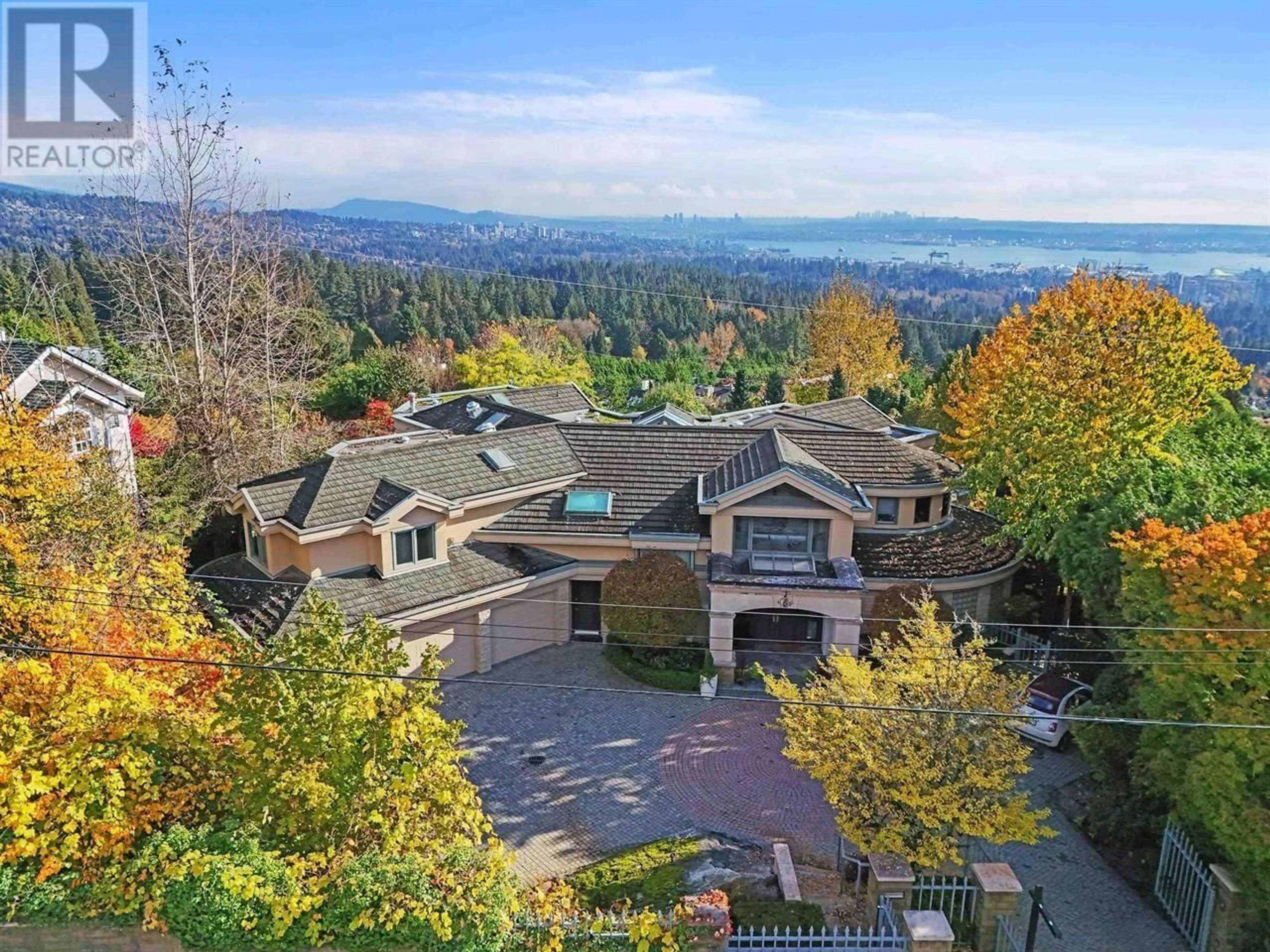 A pic from outside/outdoor area/front of a property/back of a property/a pic from drone, mountain view for 850 FARMLEIGH ROAD, West Vancouver British Columbia V7S1Z9