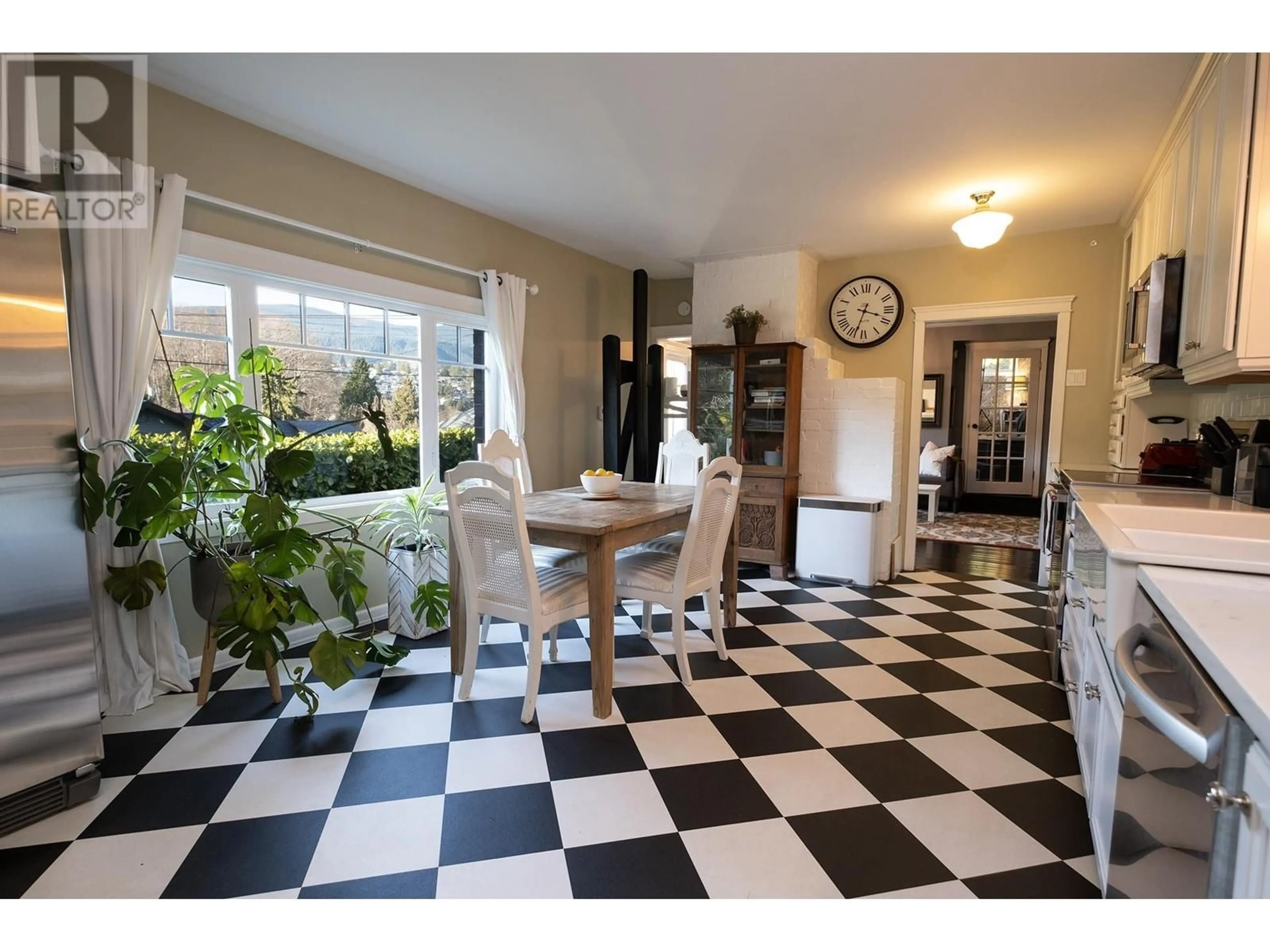 Dining room, ceramic/tile floor for 304 HEADLANDS ROAD, Gibsons British Columbia V0N1V8