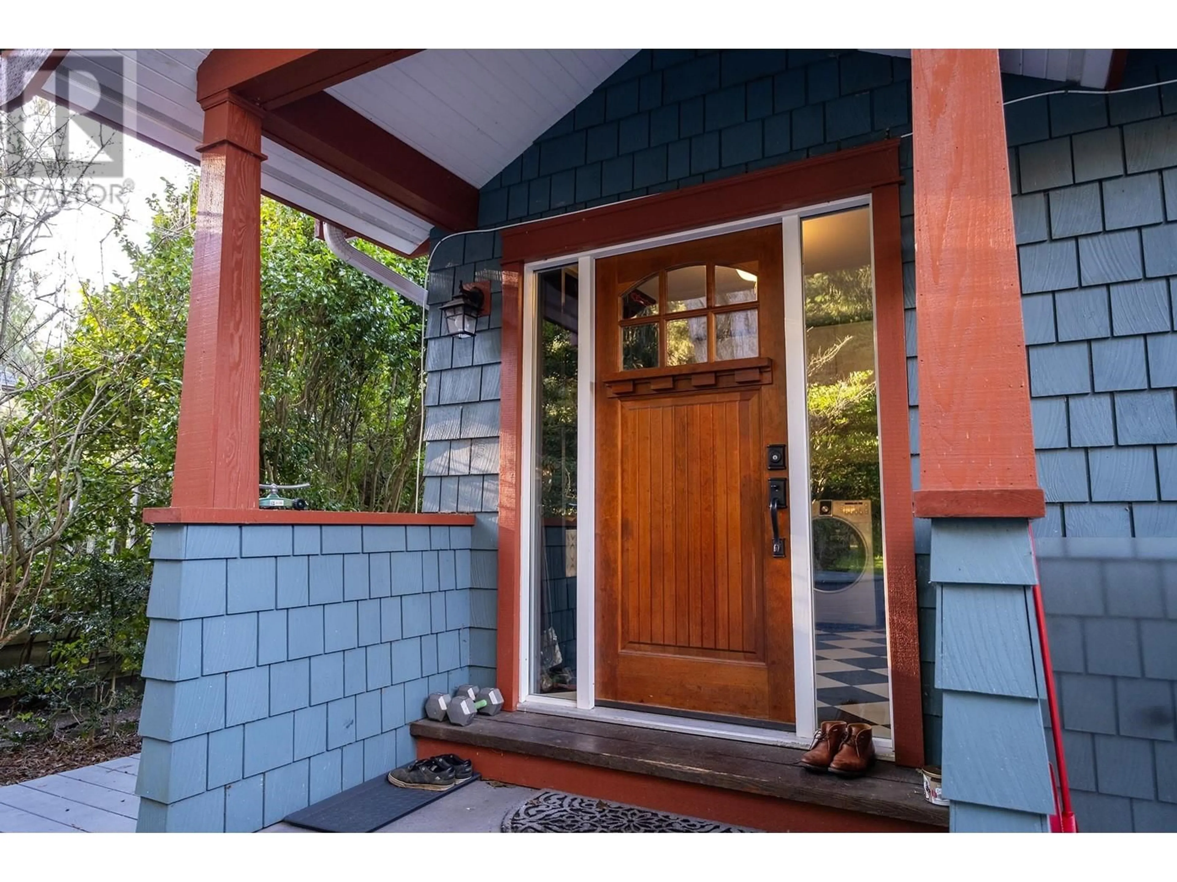 Indoor entryway for 304 HEADLANDS ROAD, Gibsons British Columbia V0N1V8