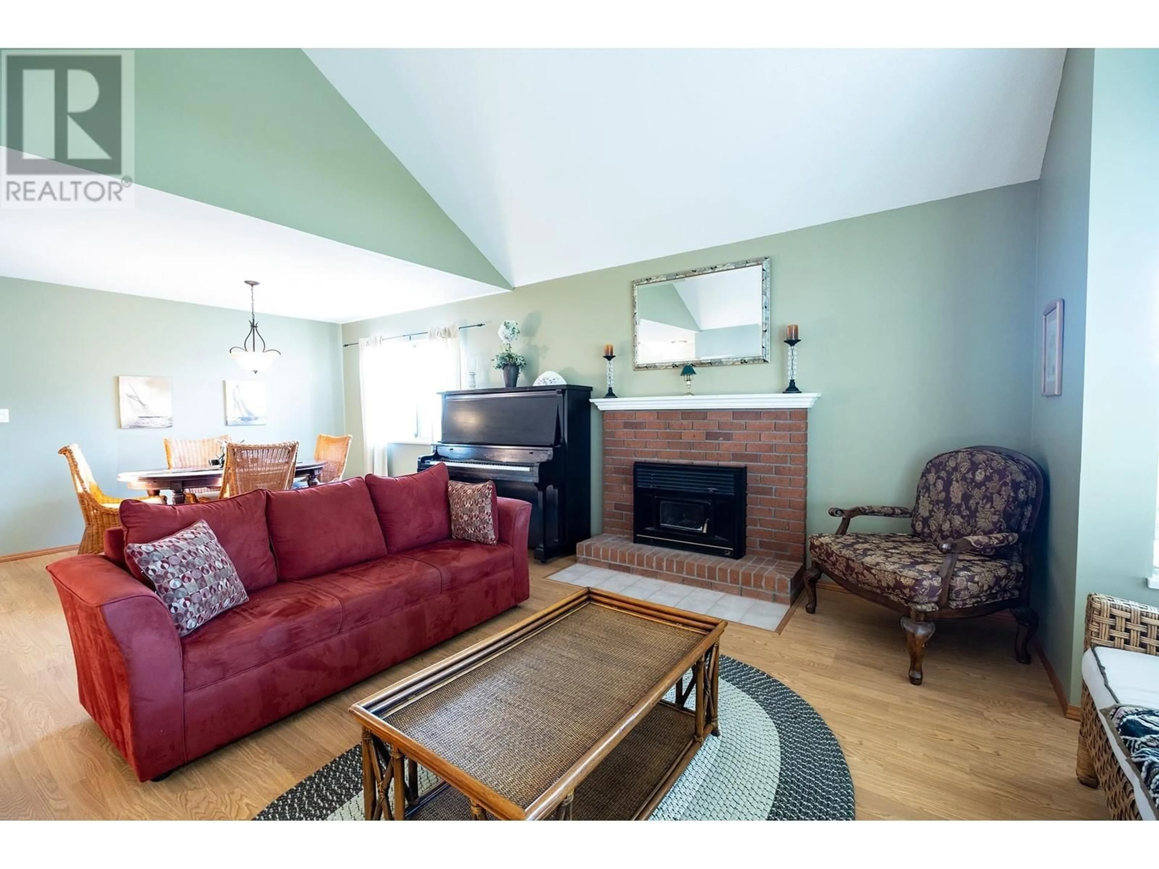 Living room with furniture, wood/laminate floor for 5462 KENSINGTON ROAD, Sechelt British Columbia V7Z0N9