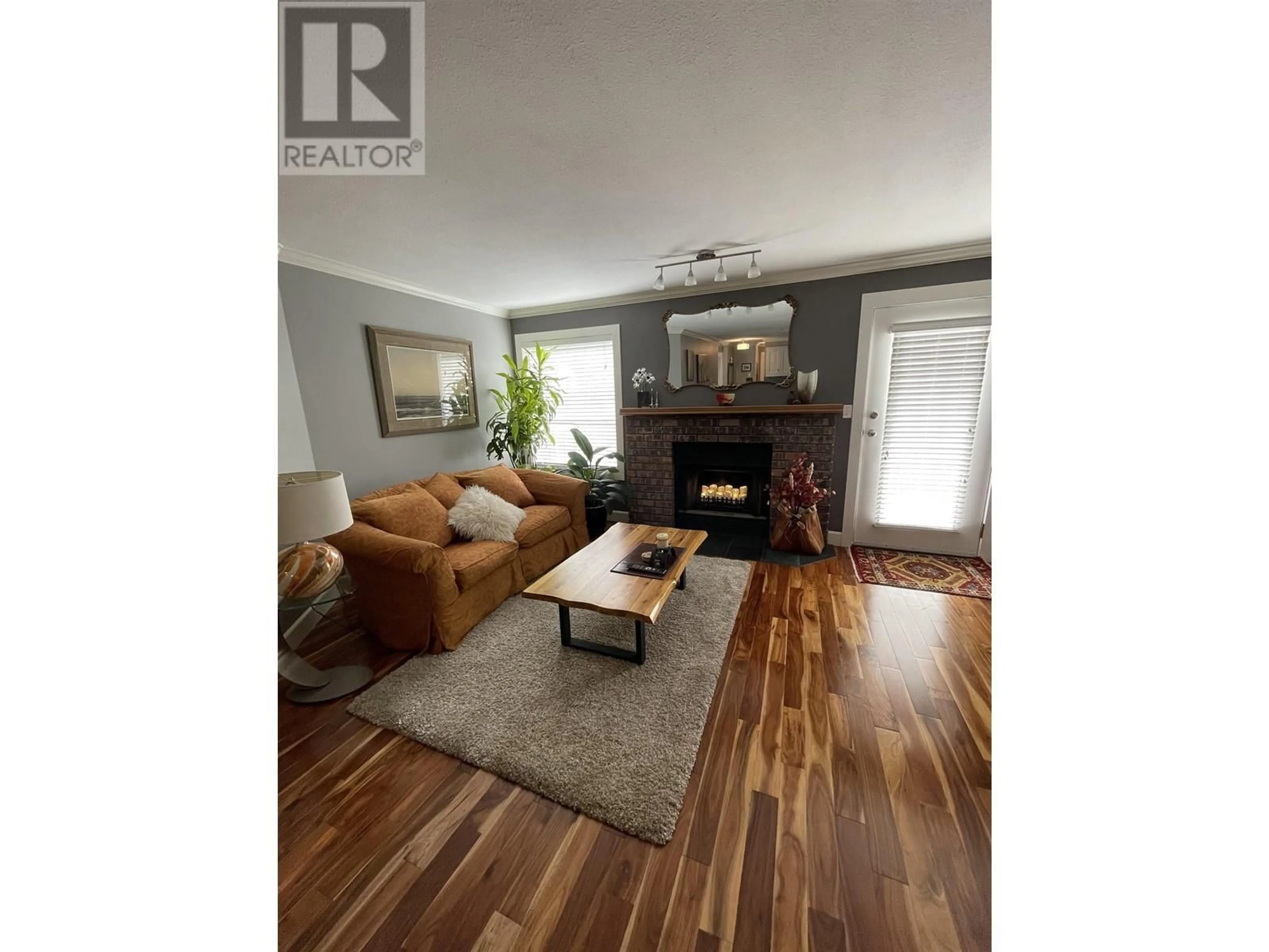 Living room with furniture, wood/laminate floor for 25 11464 FISHER STREET, Maple Ridge British Columbia V2X0H9